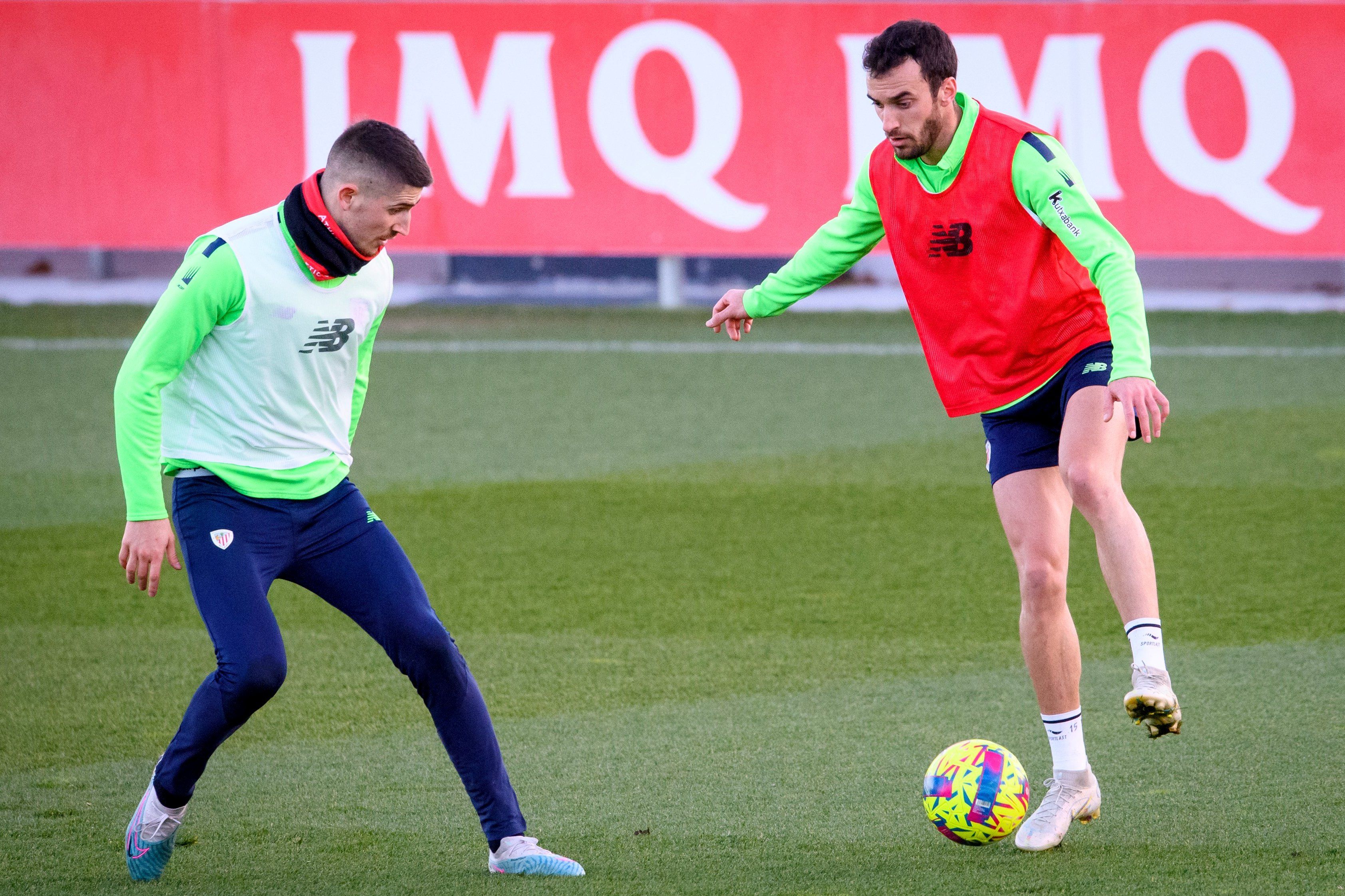  El tomatero Iñigo Lekue encara al navarro Oihan Sancet entrenando en Lezama.