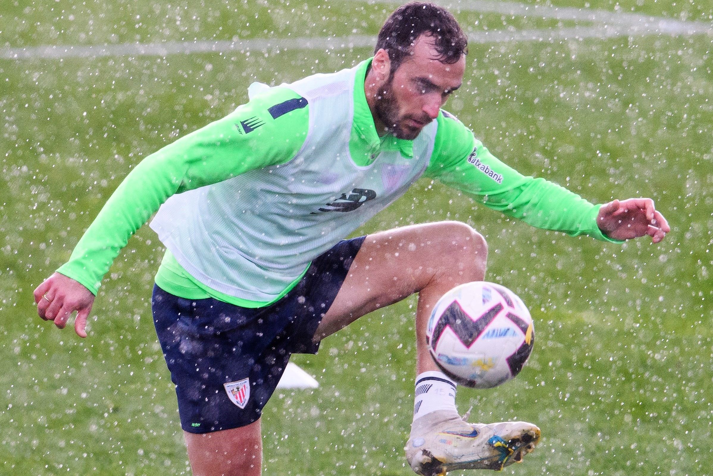  Iñigo Lekue entrena bajo la lluvia en Lezama.