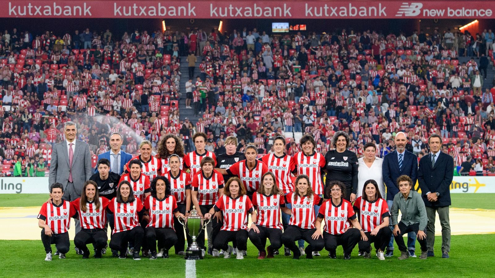 El Athletic femenino campeón en 2003 ha sido homenajeado en San Mamés.