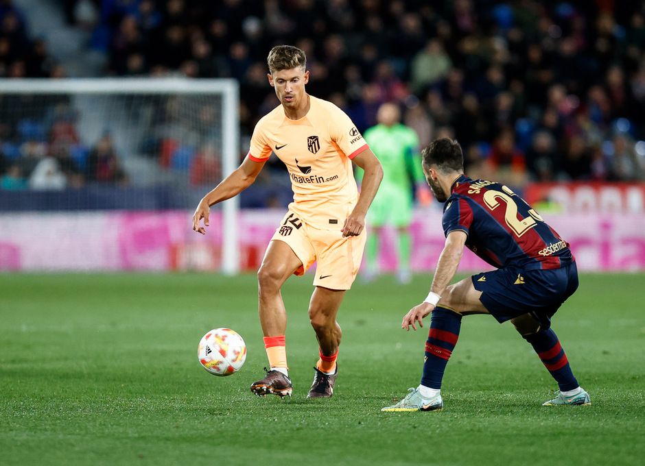 Marcos Llorente, con el balón en el Levante-Atlético de Madrid.