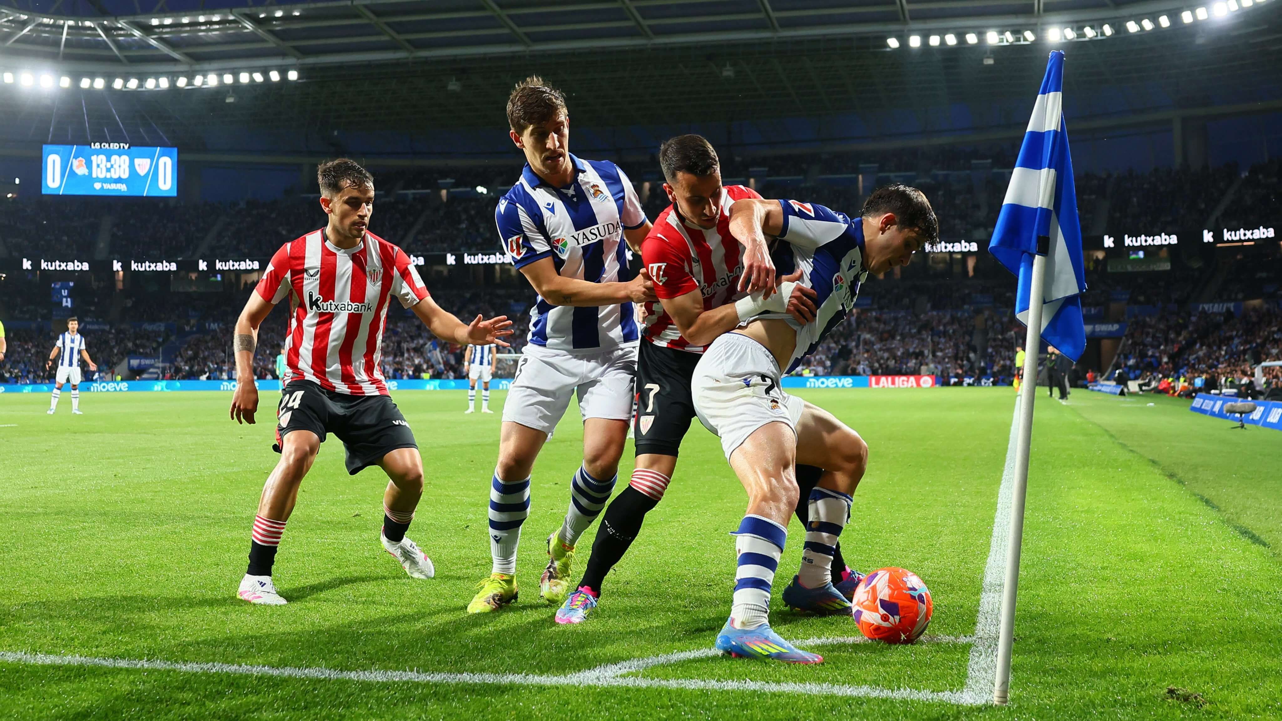 Buena imagen de lo que era el derbi vasco de Anoeta de los txuri urdines ante el Athletic Club.