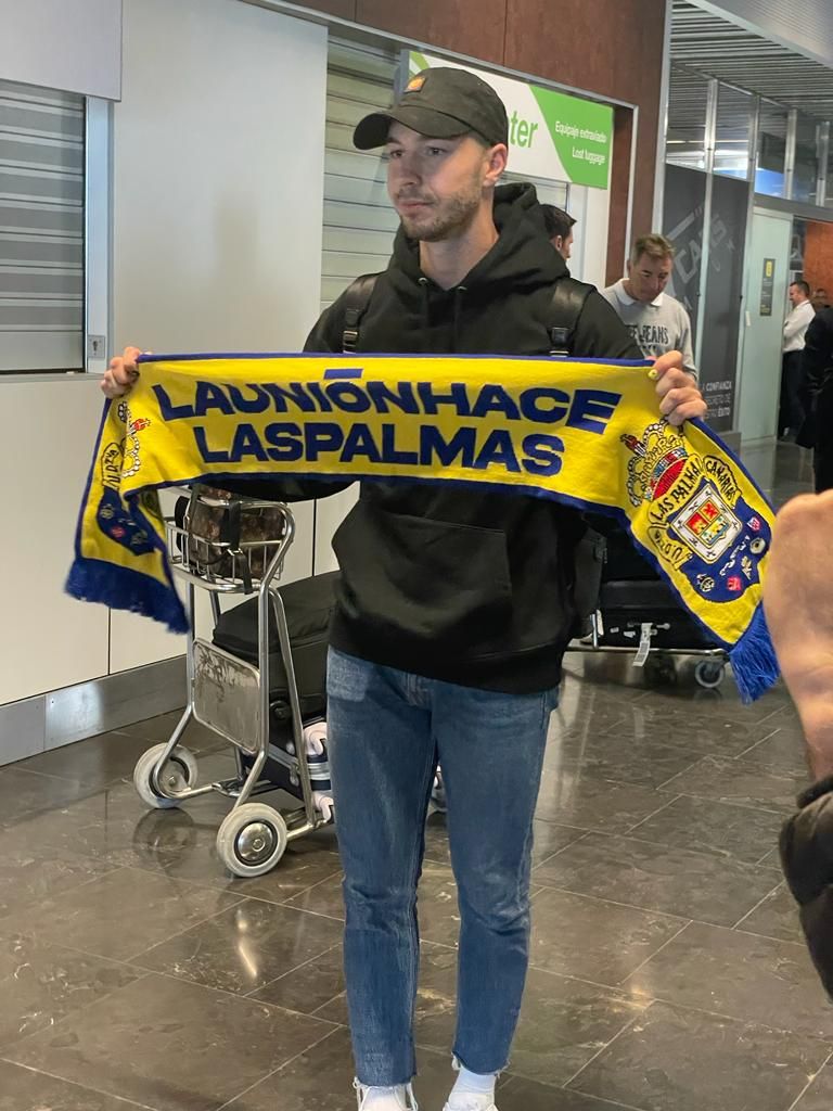 Loren Morón, en el aeropuerto (Foto: ElDesmarque)