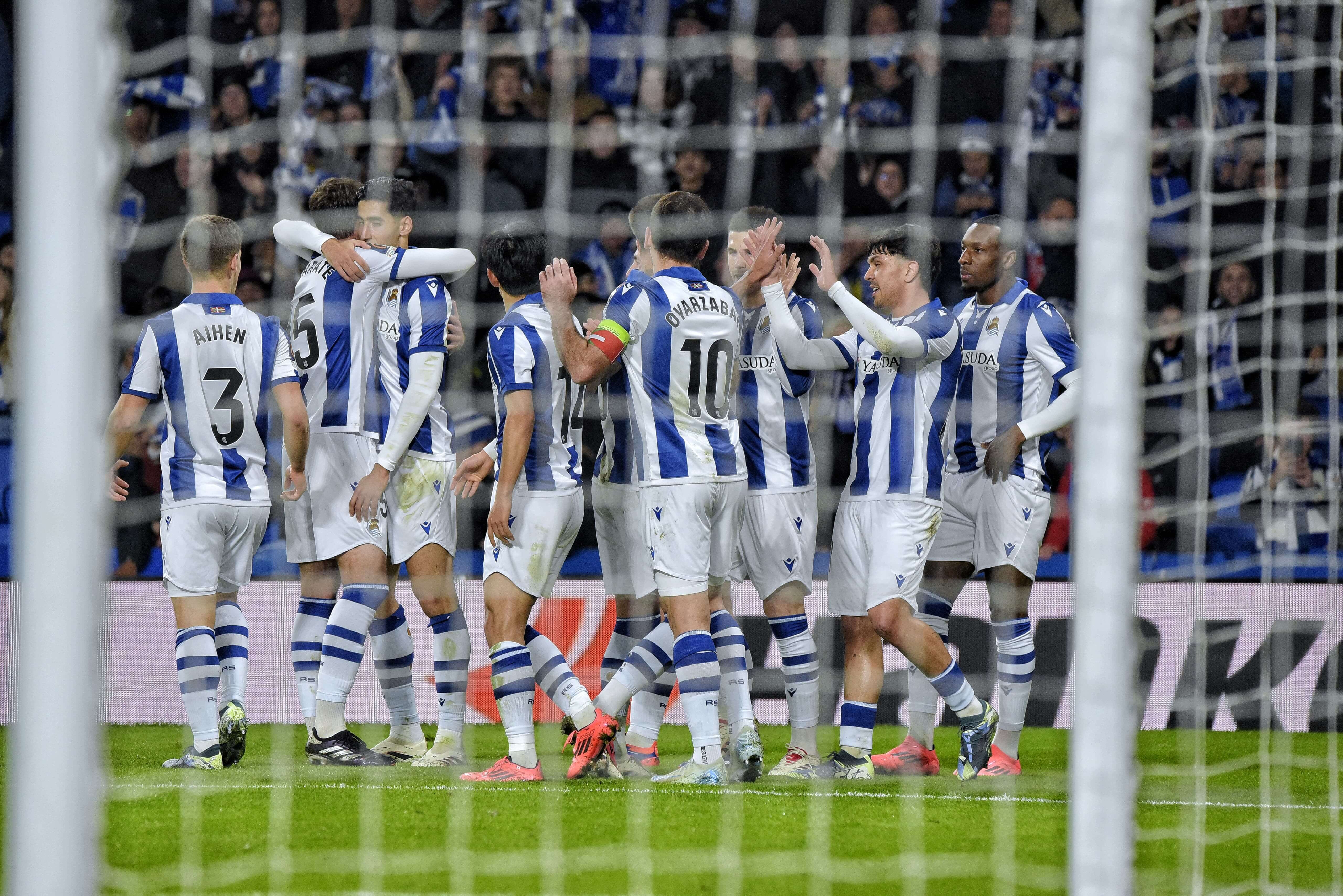 Los jugadores de la Real Sociedad celebran el gol de Mikel Oyarzabal al Dinamo de Kiev (Foto: Giova