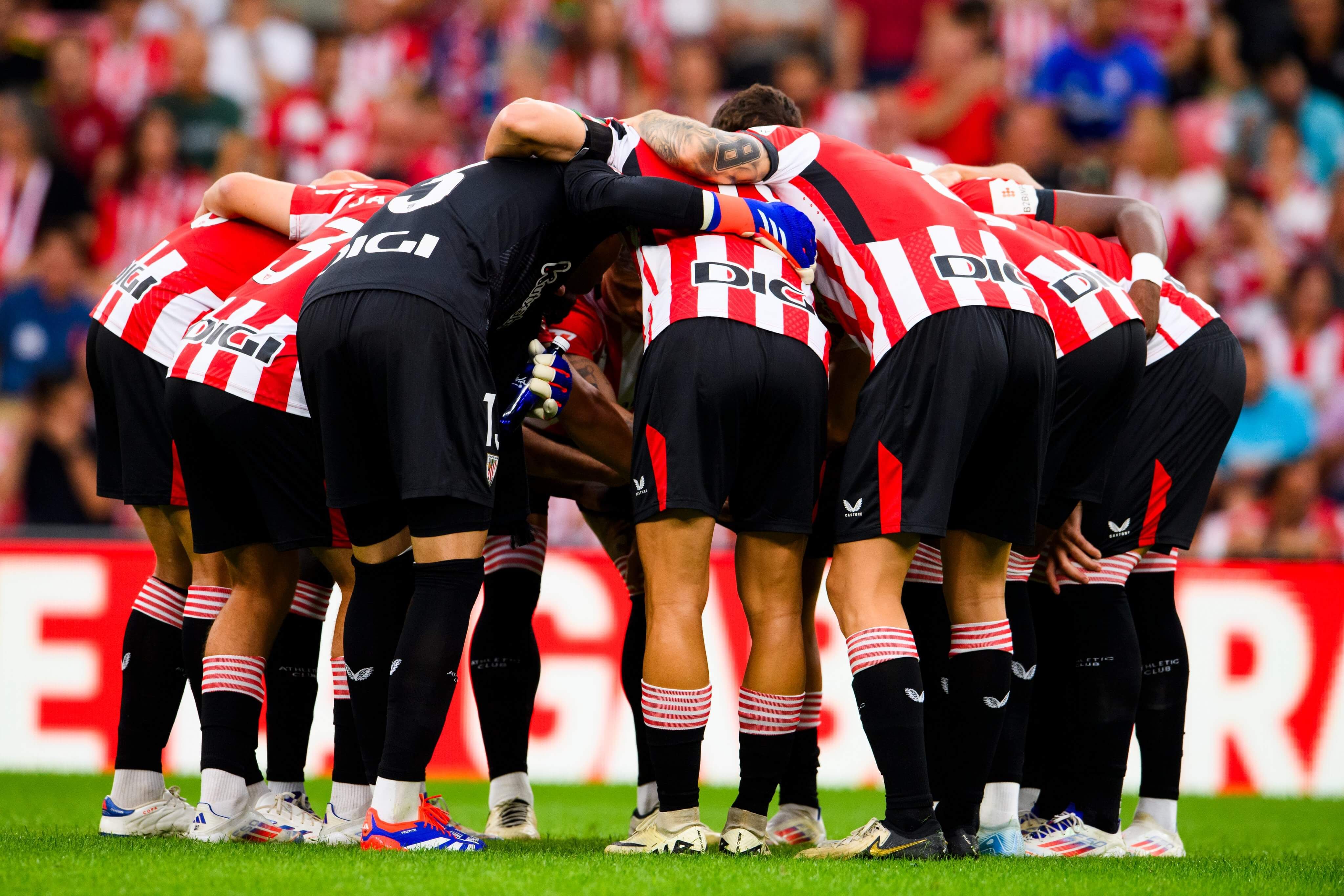 Los jugadores del Athletic, antes del partido frente al Valencia en San Mamés.