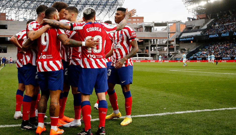  Los jugadores del Atlético de Madrid celebran el gol de Depay en Balaídos.