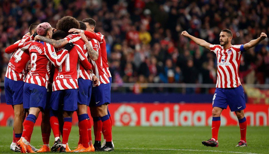  Los jugadores del Atlético de Madrid celebran uno de los seis goles ante el Sevilla.