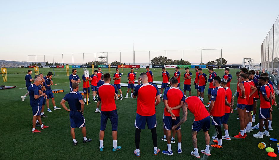 Los jugadores del Atlético se reúnen en un círculo durante el entrenamiento.