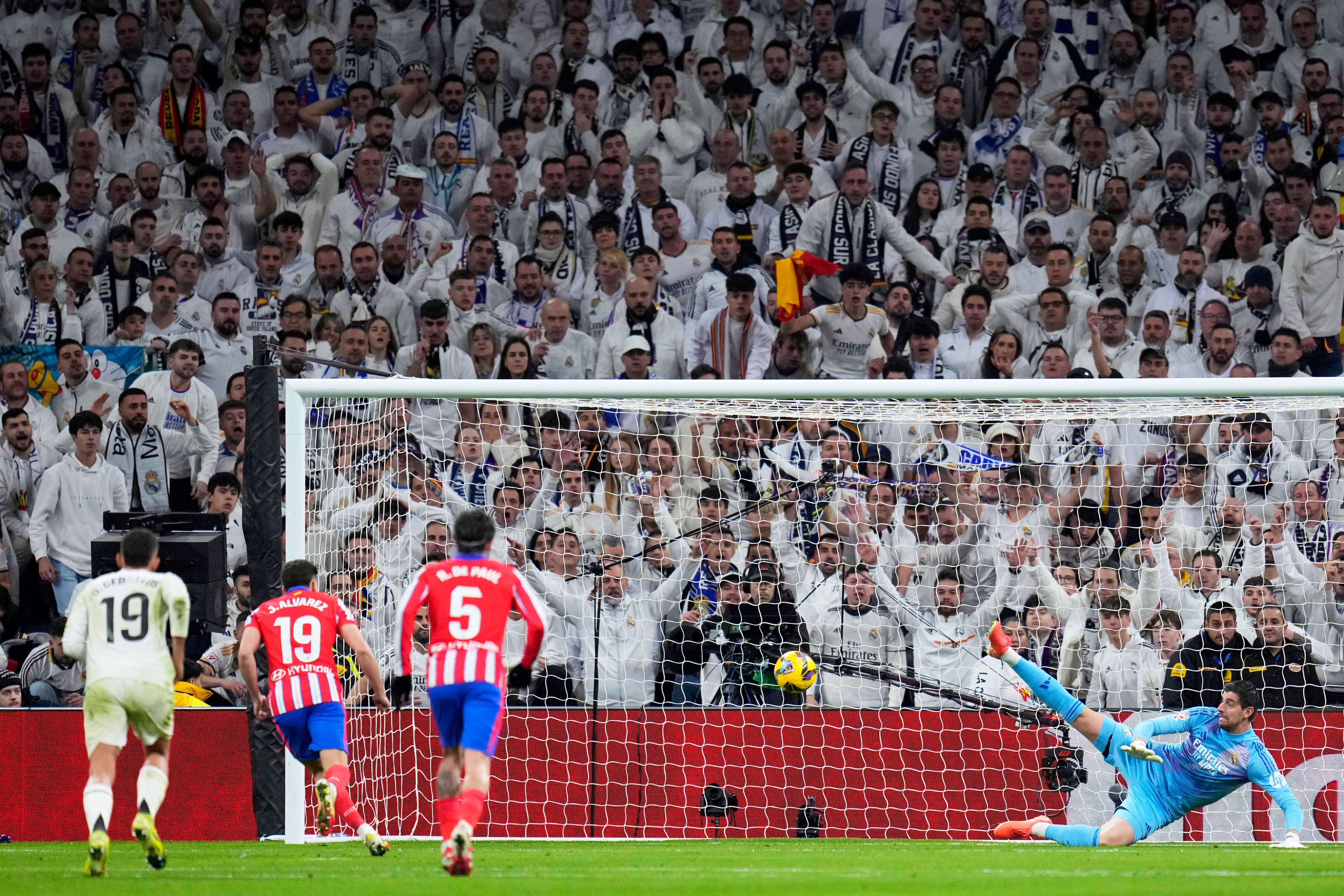  Julián Álvarez y su penalti ante Courtois (Cordon Press)