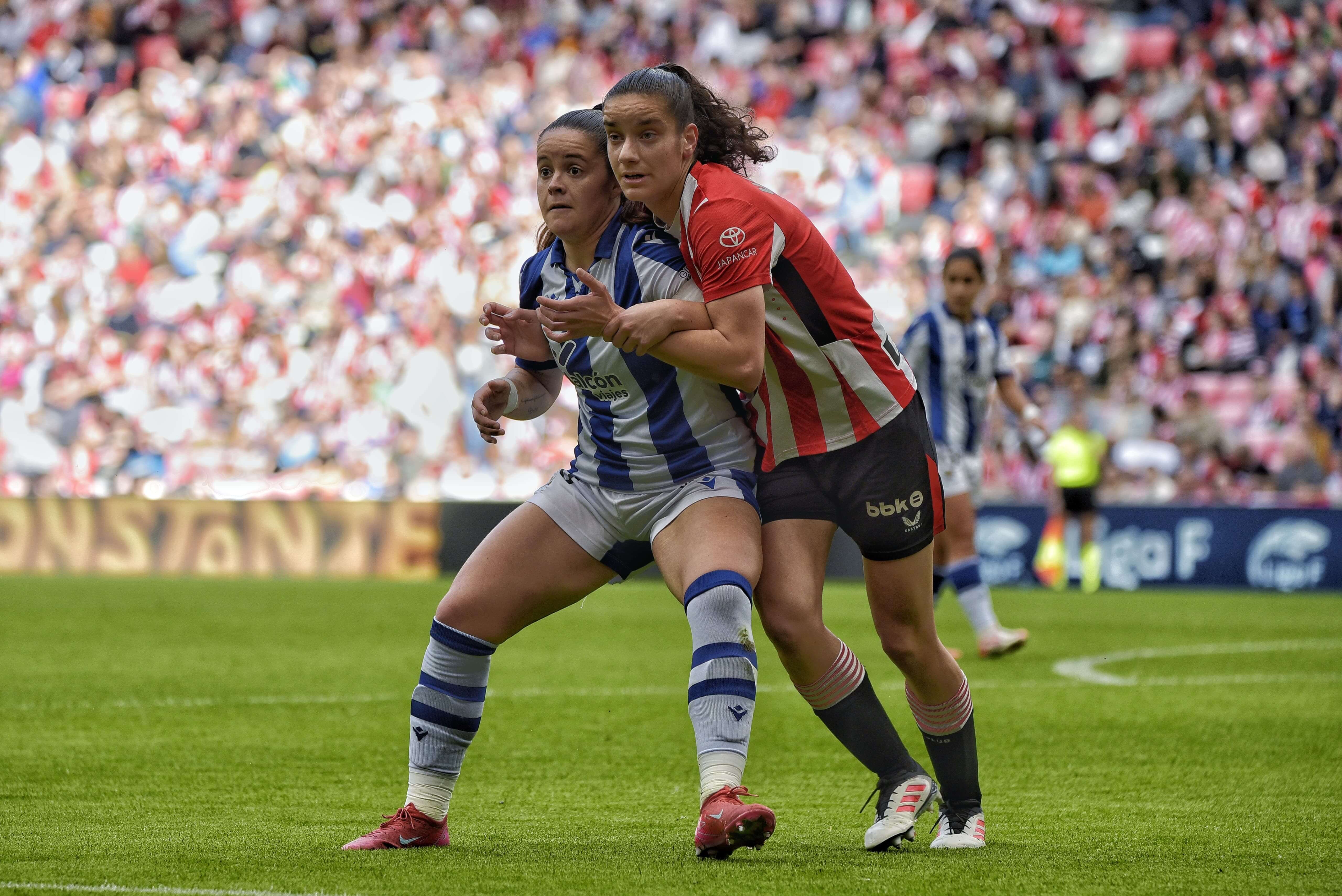 Gran batalla en el derbi femenino entre Athletic Club y Real Sociedad en San Mamés.
