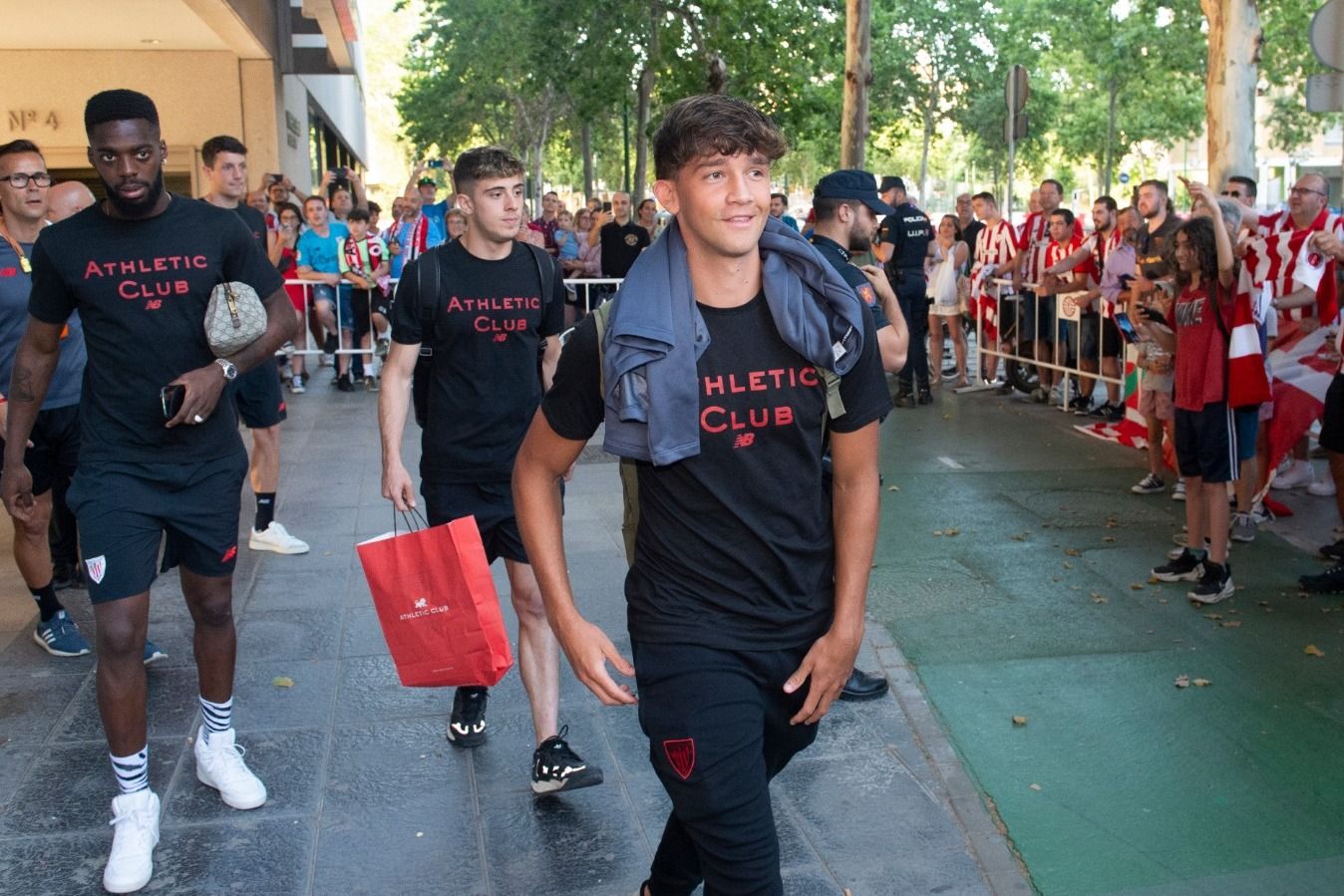  El cachorro Luis Bilbao con los 'mayores', como Iñaki Williams, en una expedición del primer equipo a Sevilla.