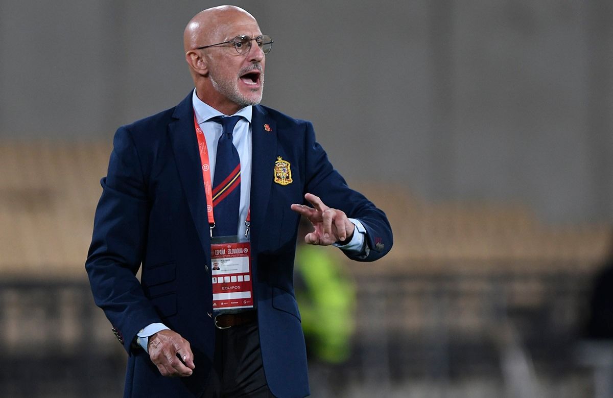 Luis de la Fuente da indicaciones en La Cartuja.