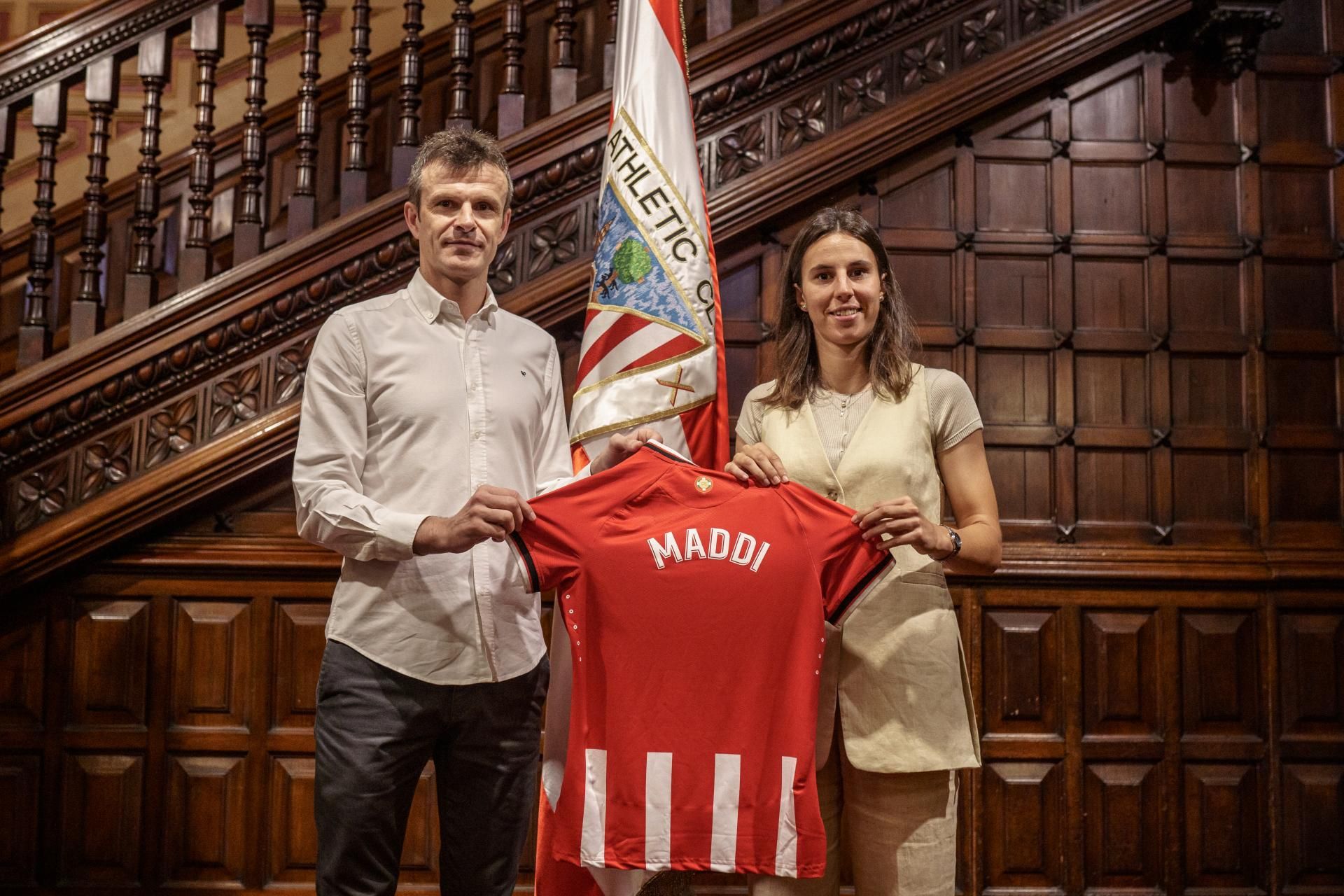  El presidente Jon Uriarte con la recuperada jugadora Maddi Torre en el palacio de Ibaigane.