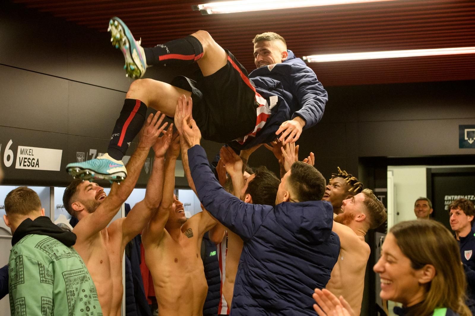 Manteo general en el vestuario a Oihan Sancet tras su hat-trick al Cádiz.