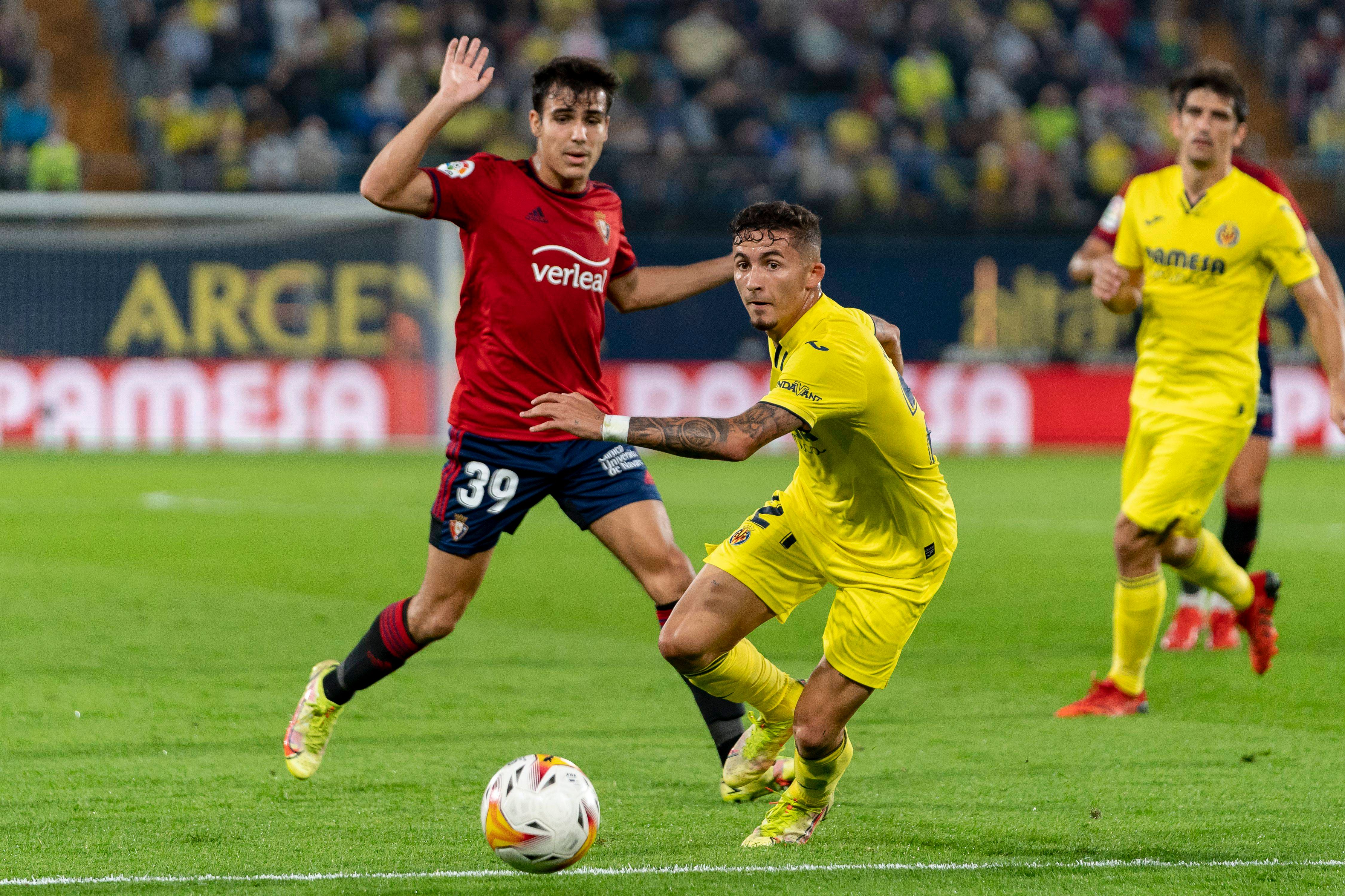 Manu Sánchez y Yeremy Pino luchan por un balón.