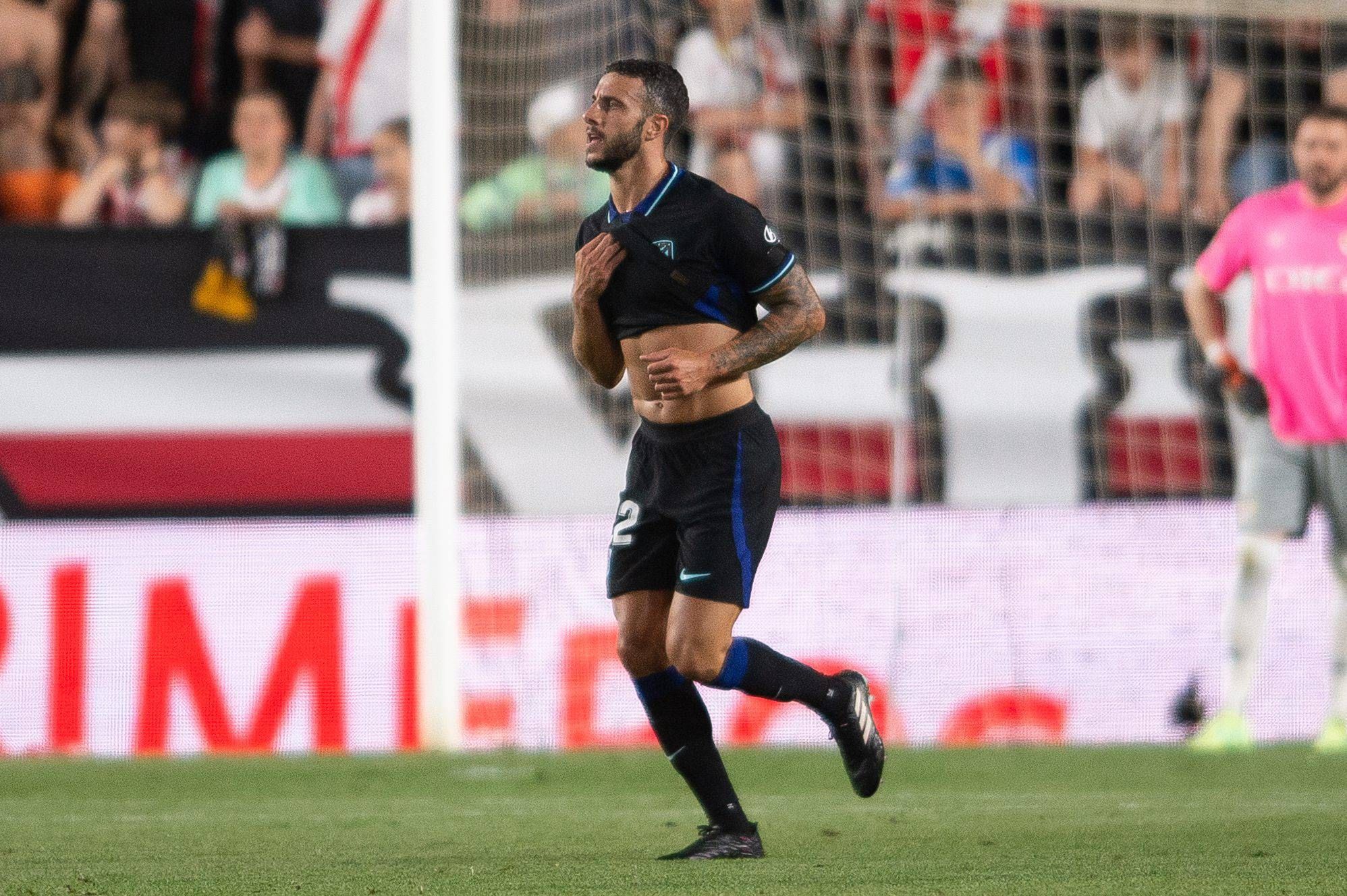 Mario Hermoso celebra su gol en el Rayo-Atlético.