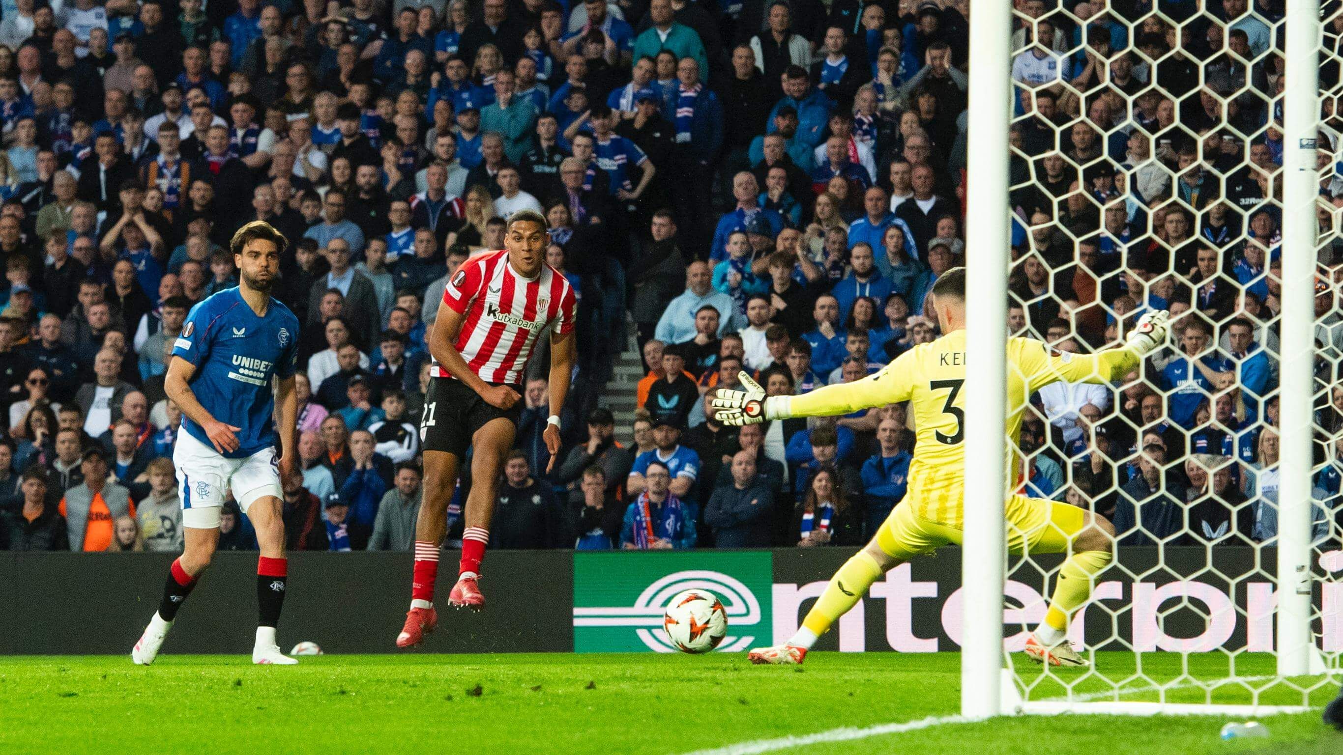  Maroan dispara ante el Rangers en Ibrox.