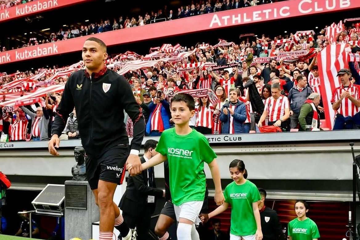  Maroan Sannadi sale para jugar ante el Real Valladolid en San Mamés.