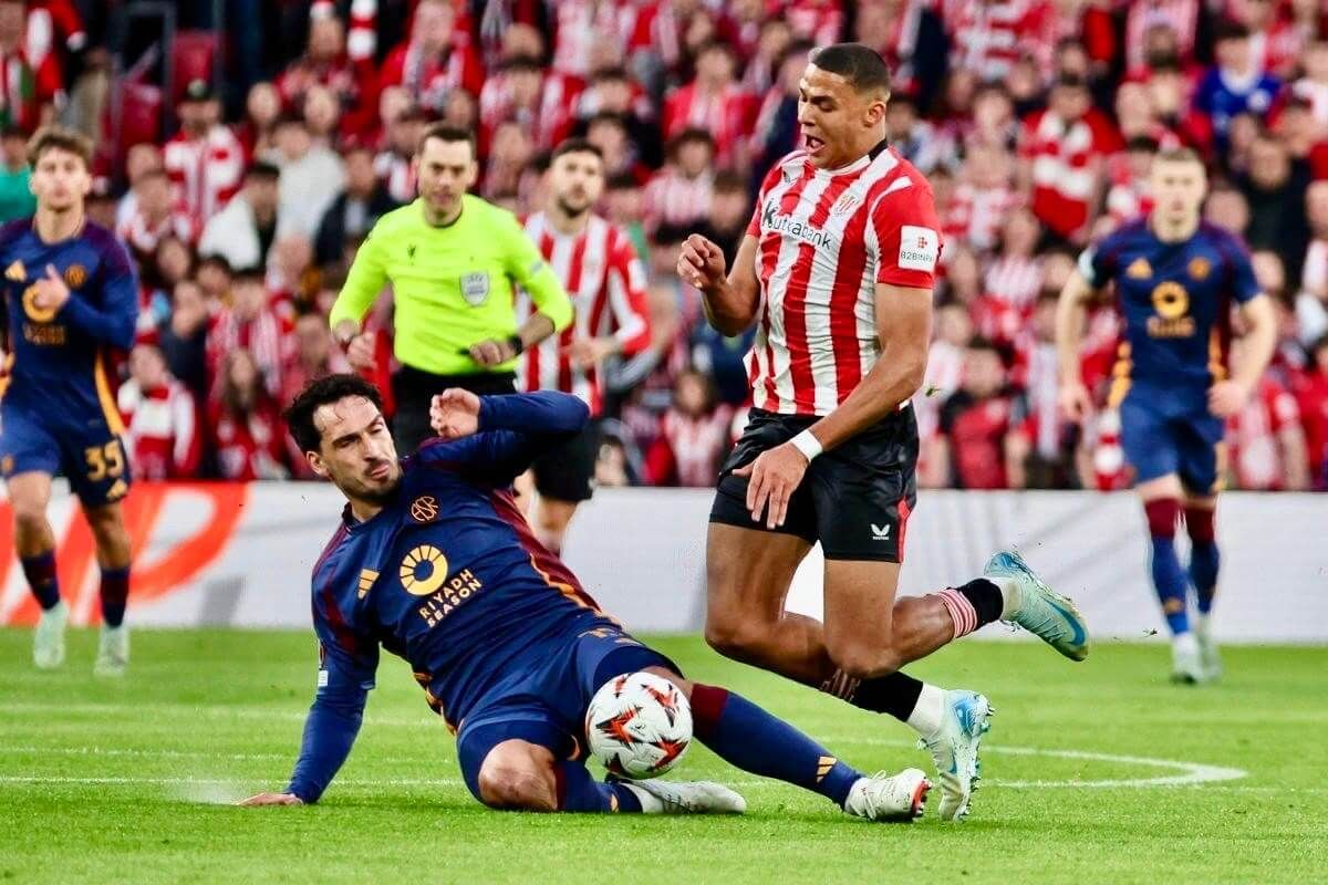  Mats Hummels de la Roma derriba a Maroan Sannadi en San Mamés.