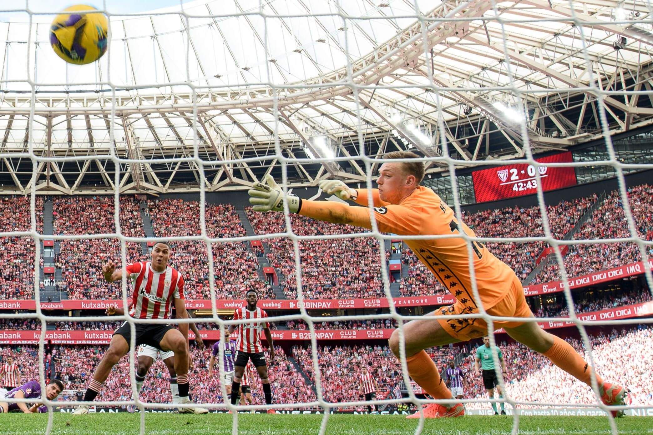  Gol de Maroan Sannadi al Real Valladolid en un enfervorizado San Mamés.