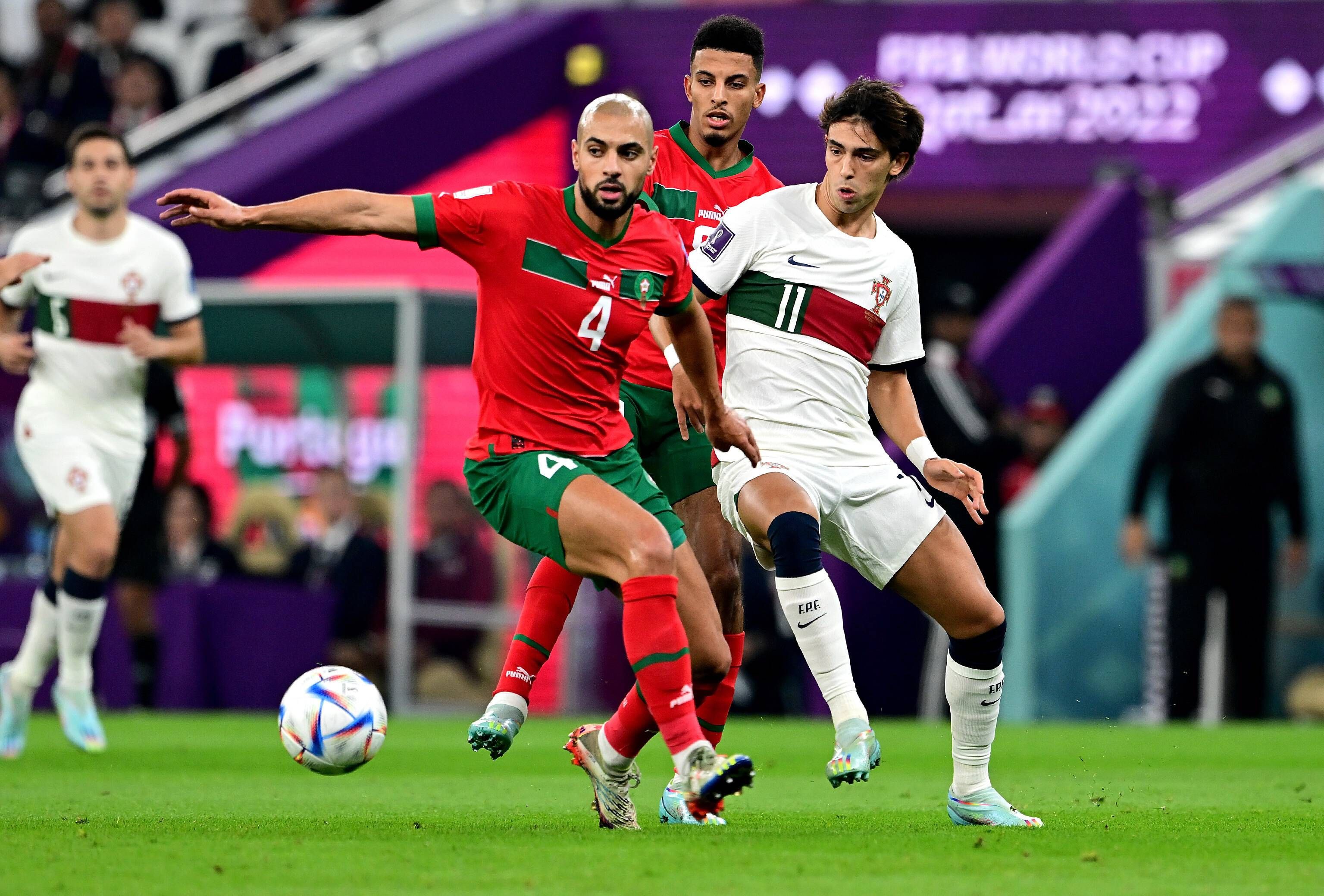 Sofyan Amrabat controla delante de Joao Félix n el Marruecos-Portugal.