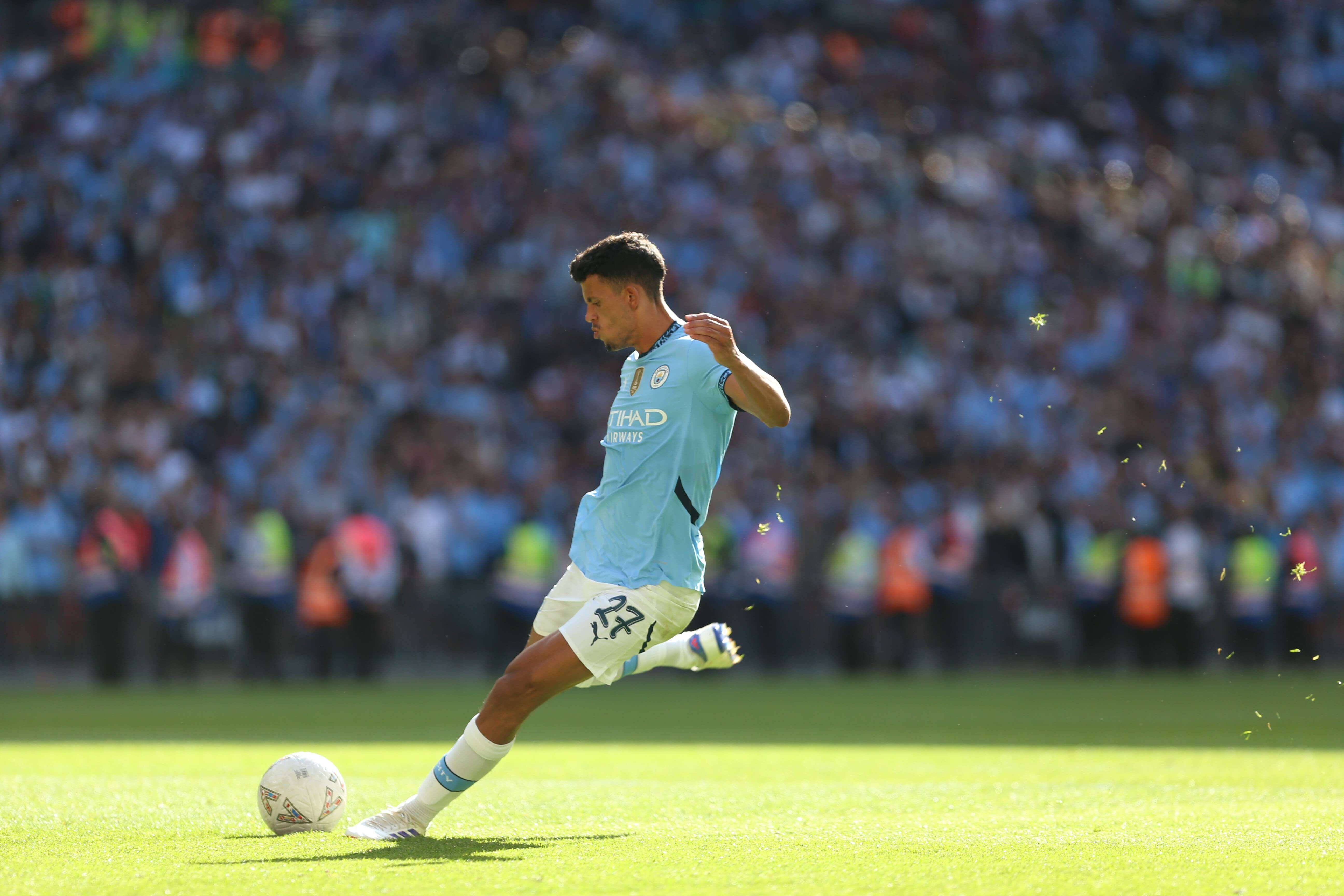 Matheus Nunes lanza un penalti en la final de la Community Shield.