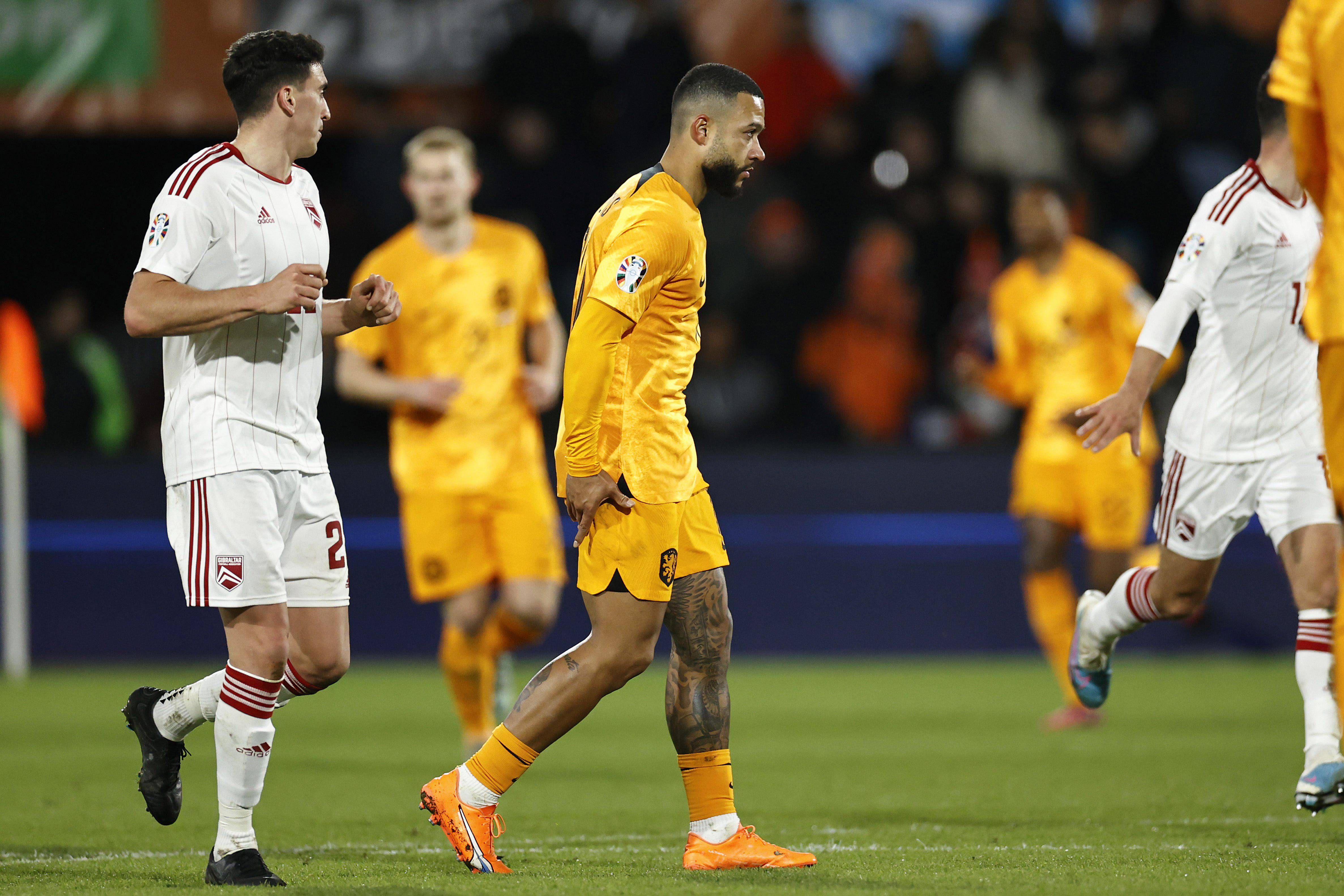 Memphis Depay se echa la mano al muslo en el Gibraltar-Países Bajos.