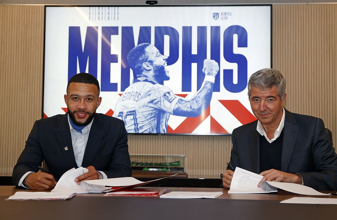 Memphis Depay y Gil Marín, en la firma del contrato del delantero con el Atlético.