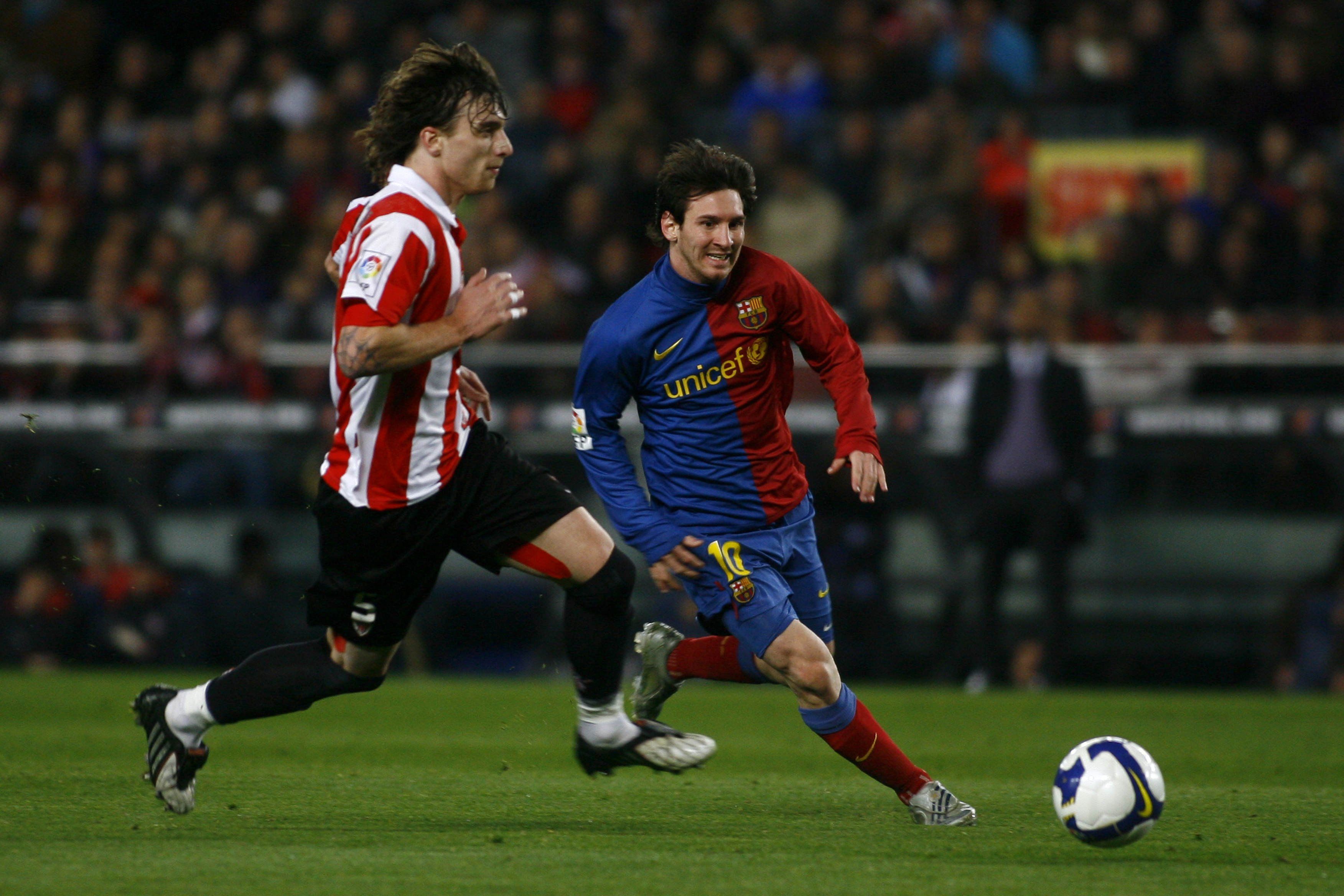  Fernando Amorebieta persigue a Leo Messi.