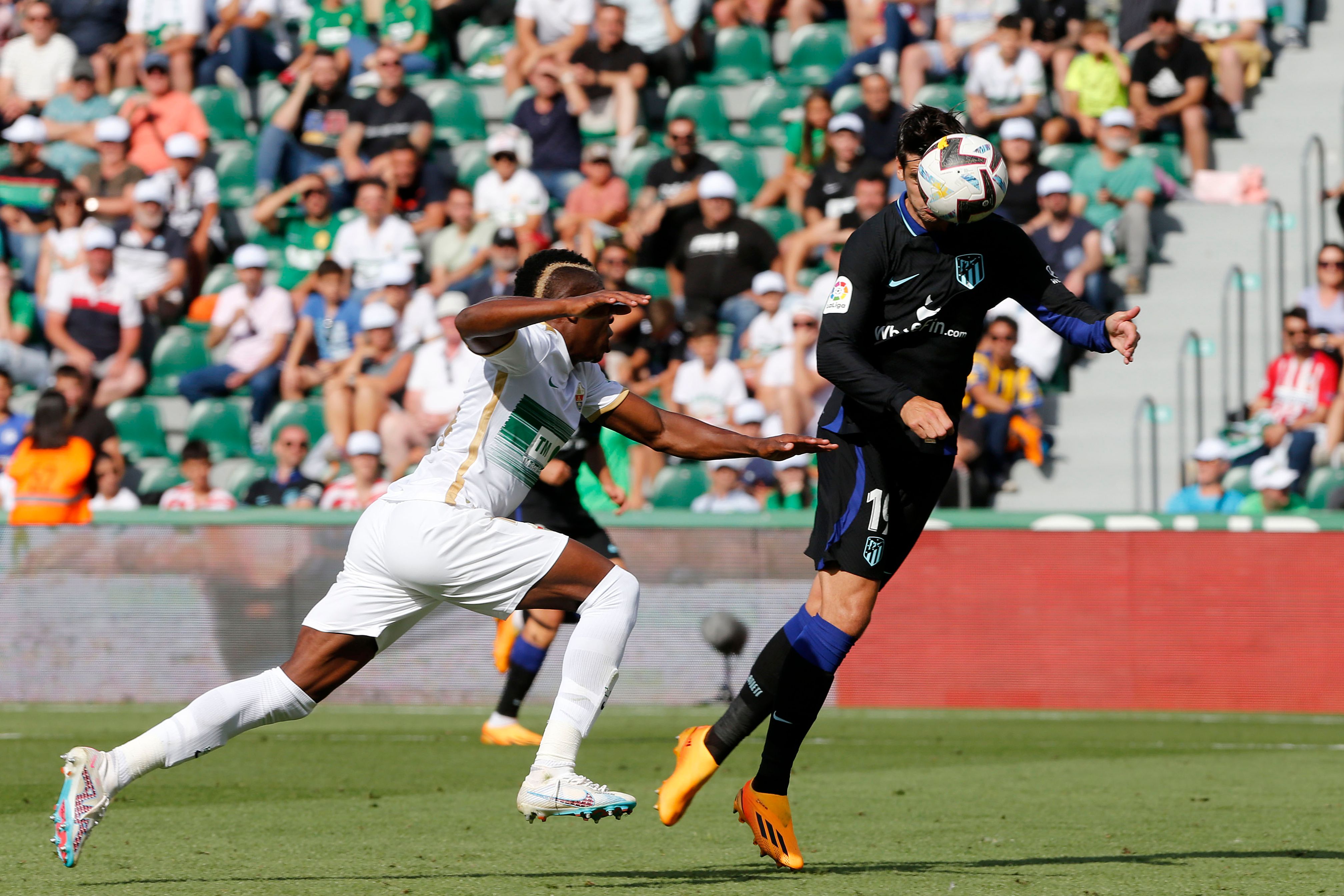  Morata cabecea un centro en el Elche-Atlético de Madrid.