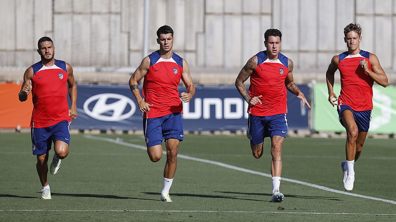 Koke, Morata, Giménez y Marcos Llorente calientan durante la pretemporada con el Atlético de Madr