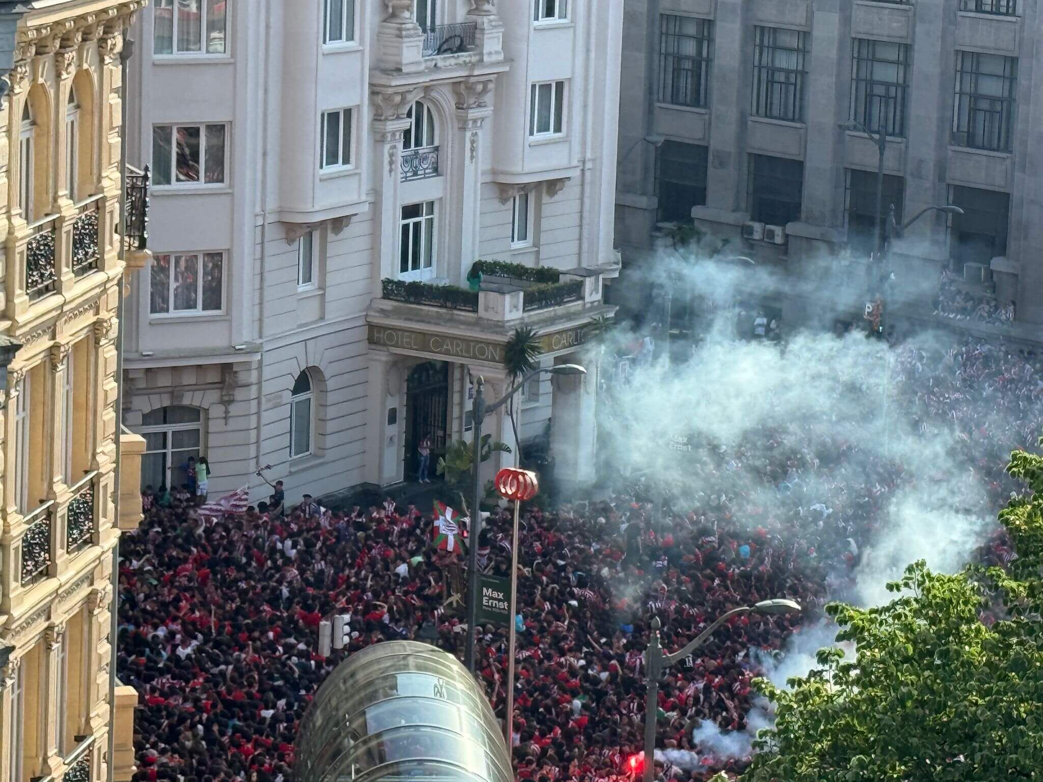 La plaza Moyua convertido en un hervidero humano para el Athletic - Manchester.