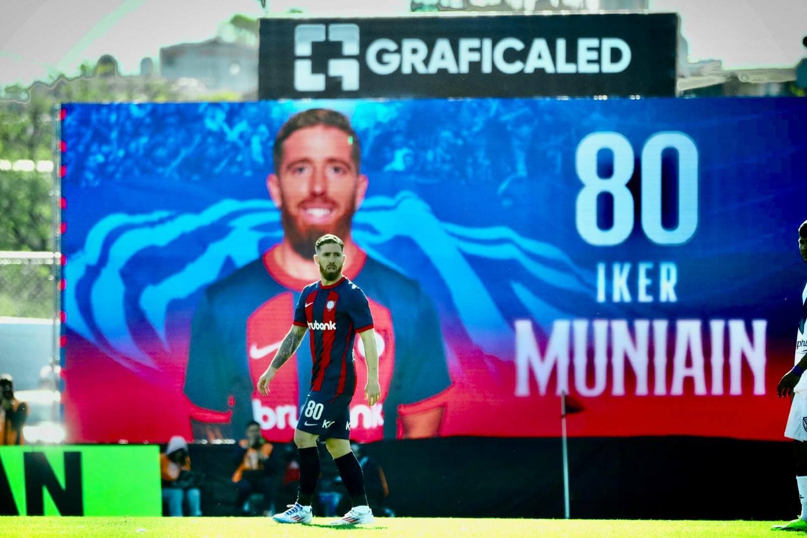 Espectacular plano del navarro Iker Muniain en el Nuevo Gasómetro.