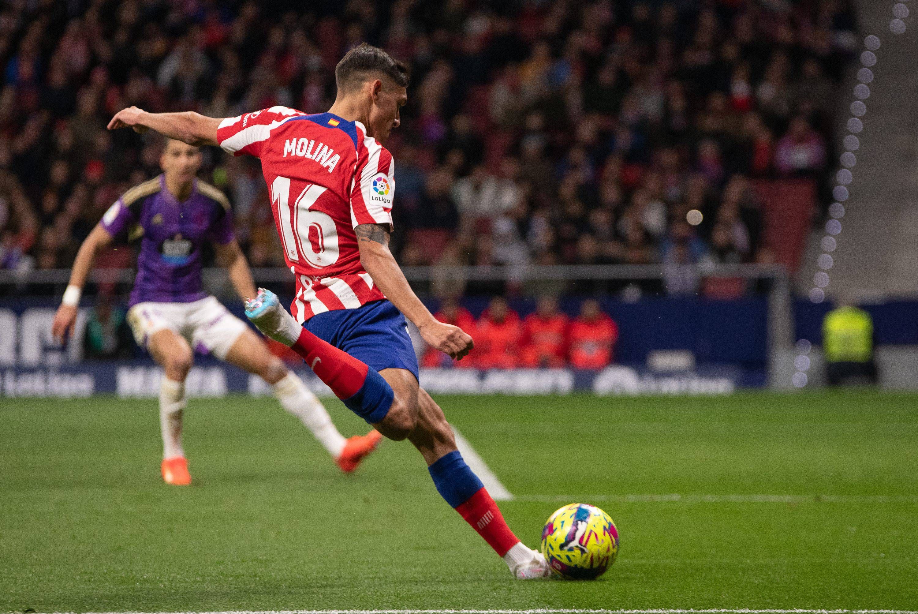  Nahuel Molina sirve un centro durante el Atlético de Madrid-Real Valladolid.