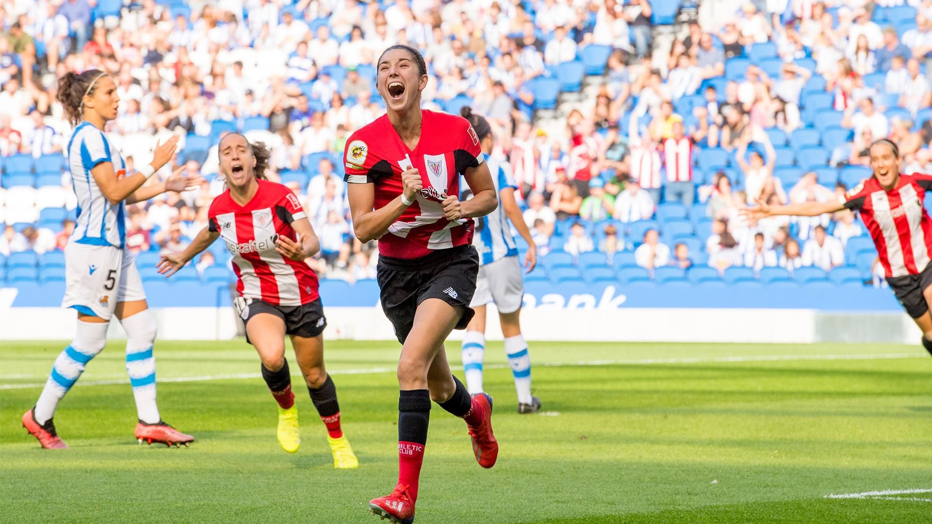  Nekane celebra un tanto con las leonas.