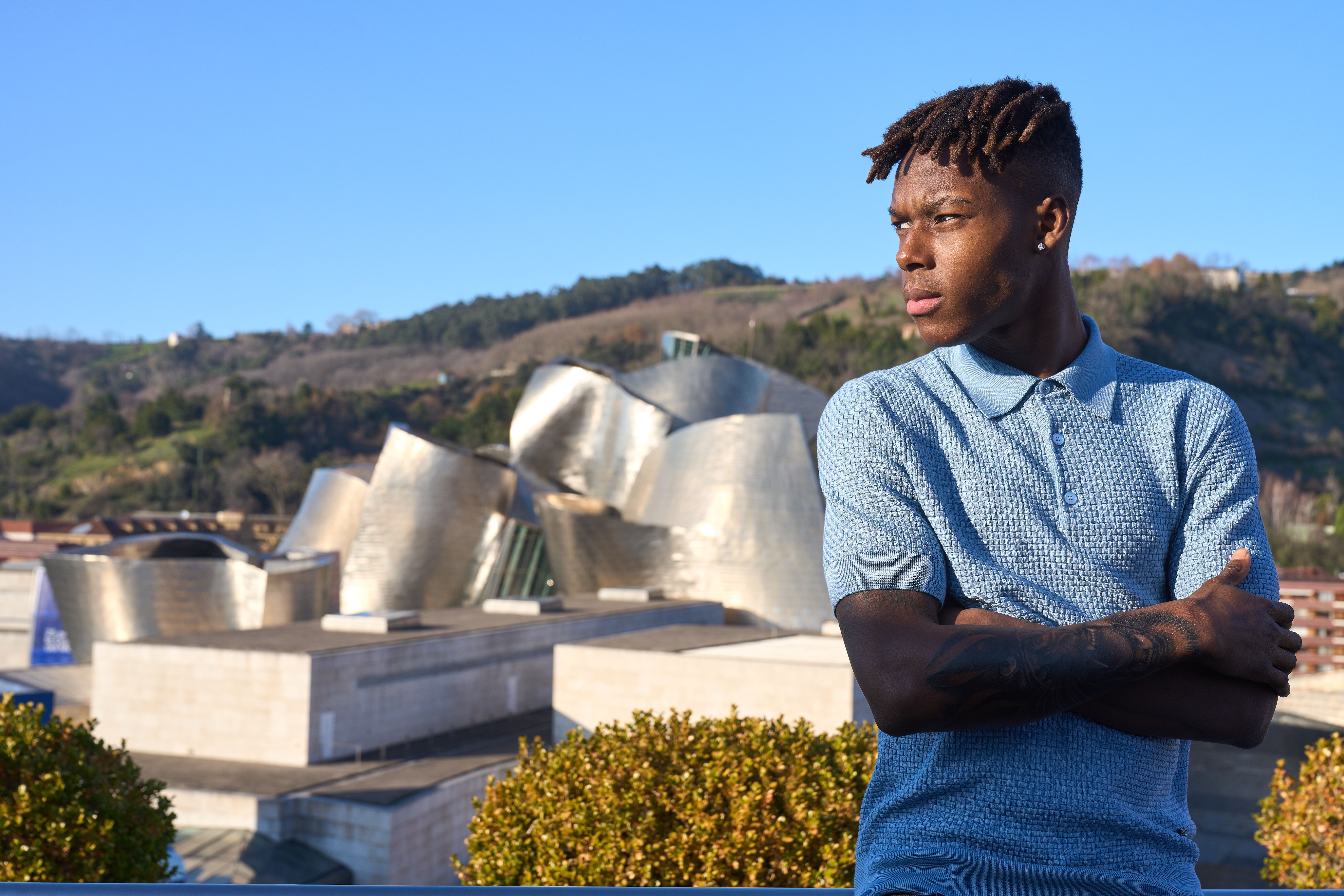 El jugador del Athletic Club Nico Williams posa ante el Museo Guggenheim de Bilbao.