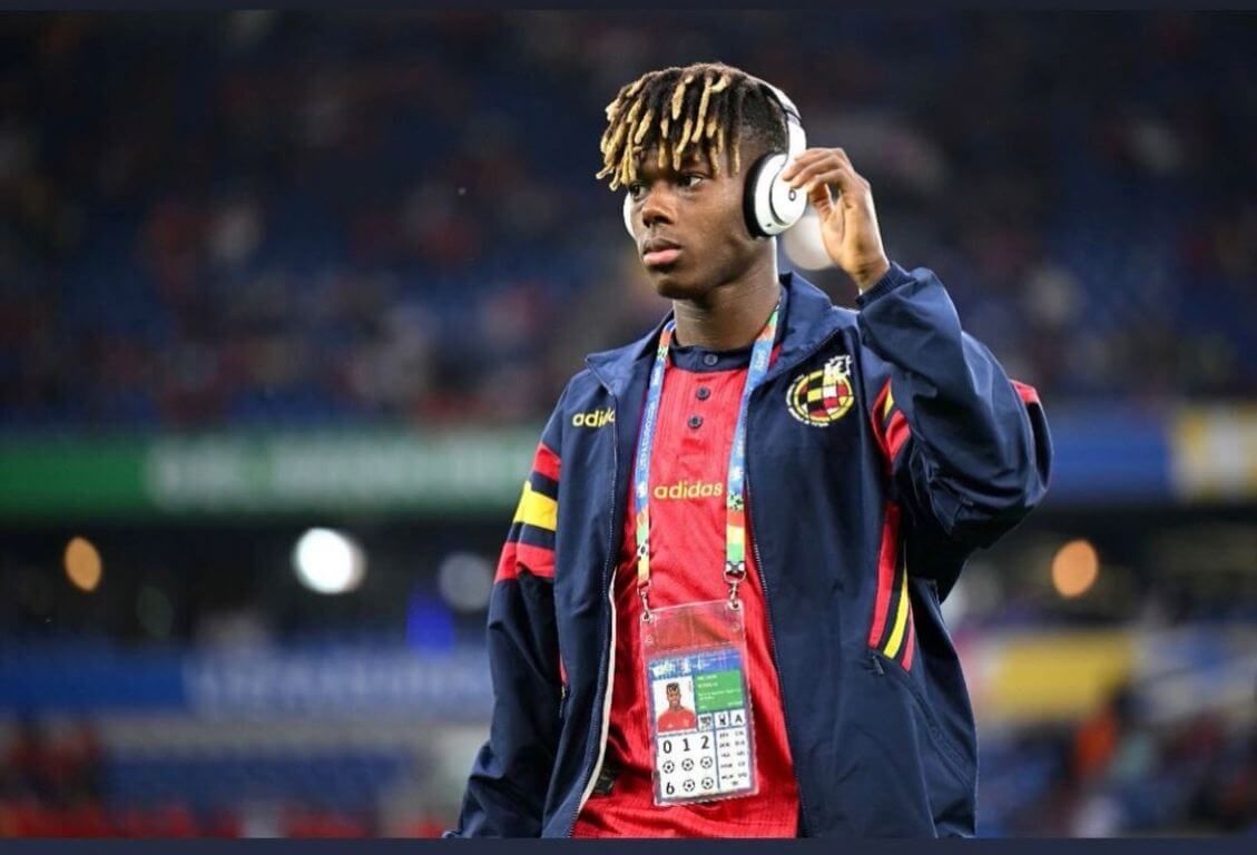  El jugador del Athletic Nico Williams desconecta con unos cascos durante la Eurocopa.