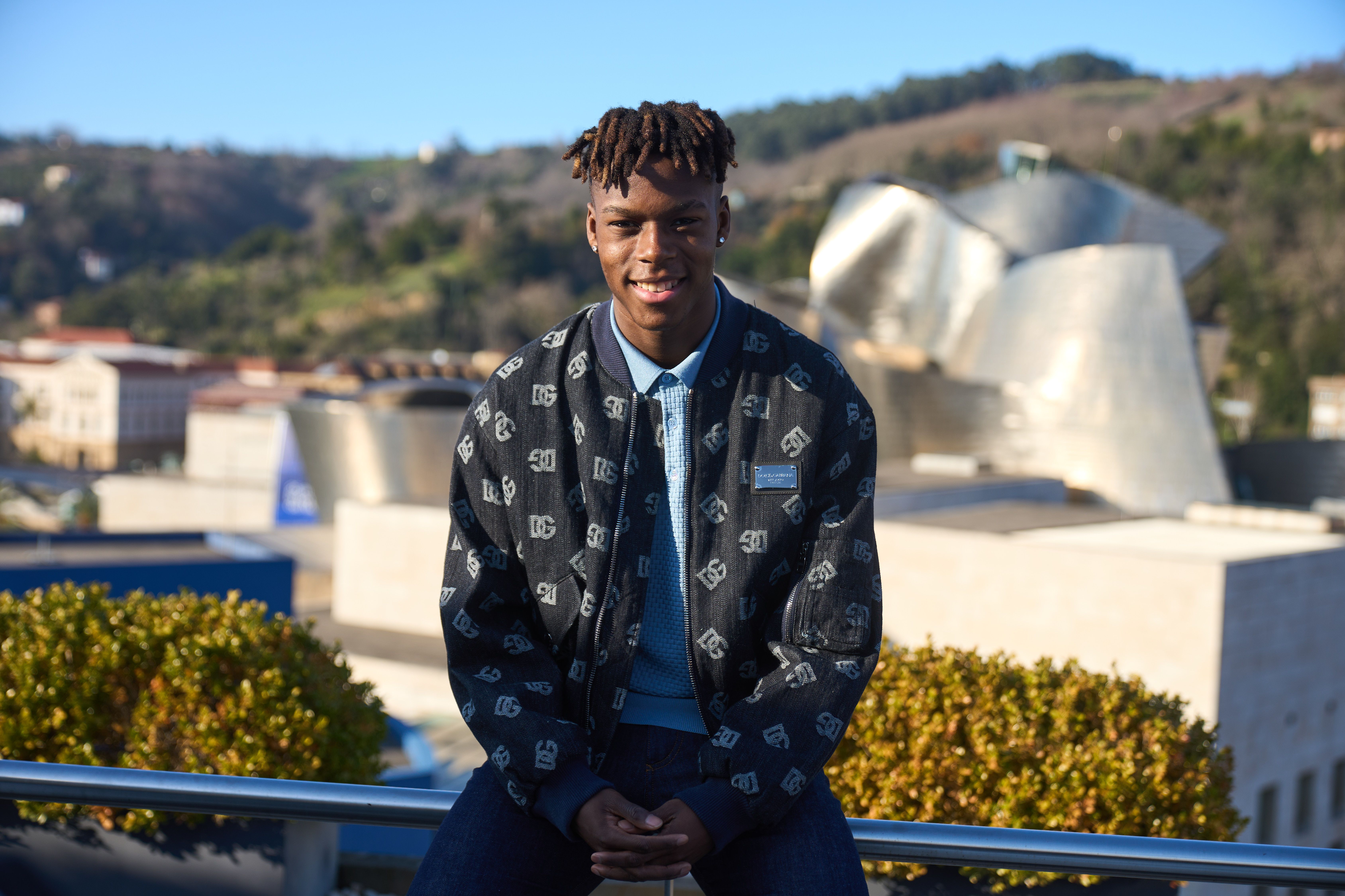  El jugador del Athletic Club Nico Williams posa ante el Museo Guggenheim de Bilbao.