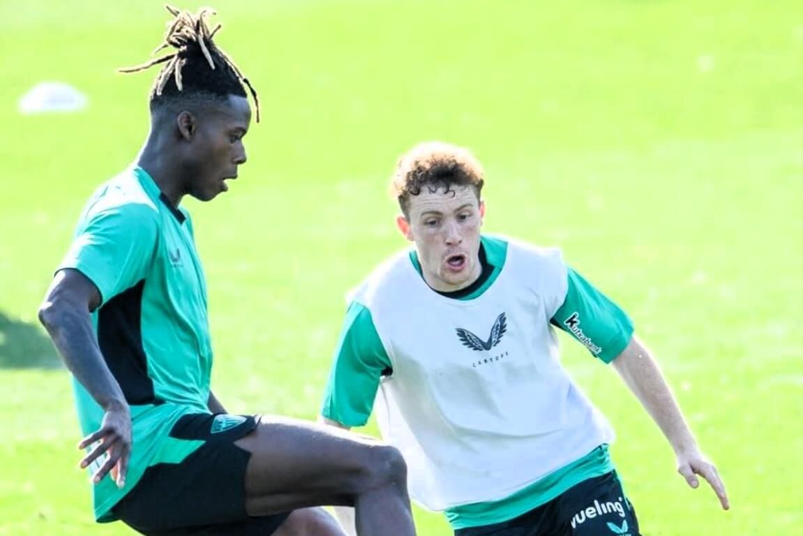  Nico Williams y Endika Buján entrenando en Lezama.