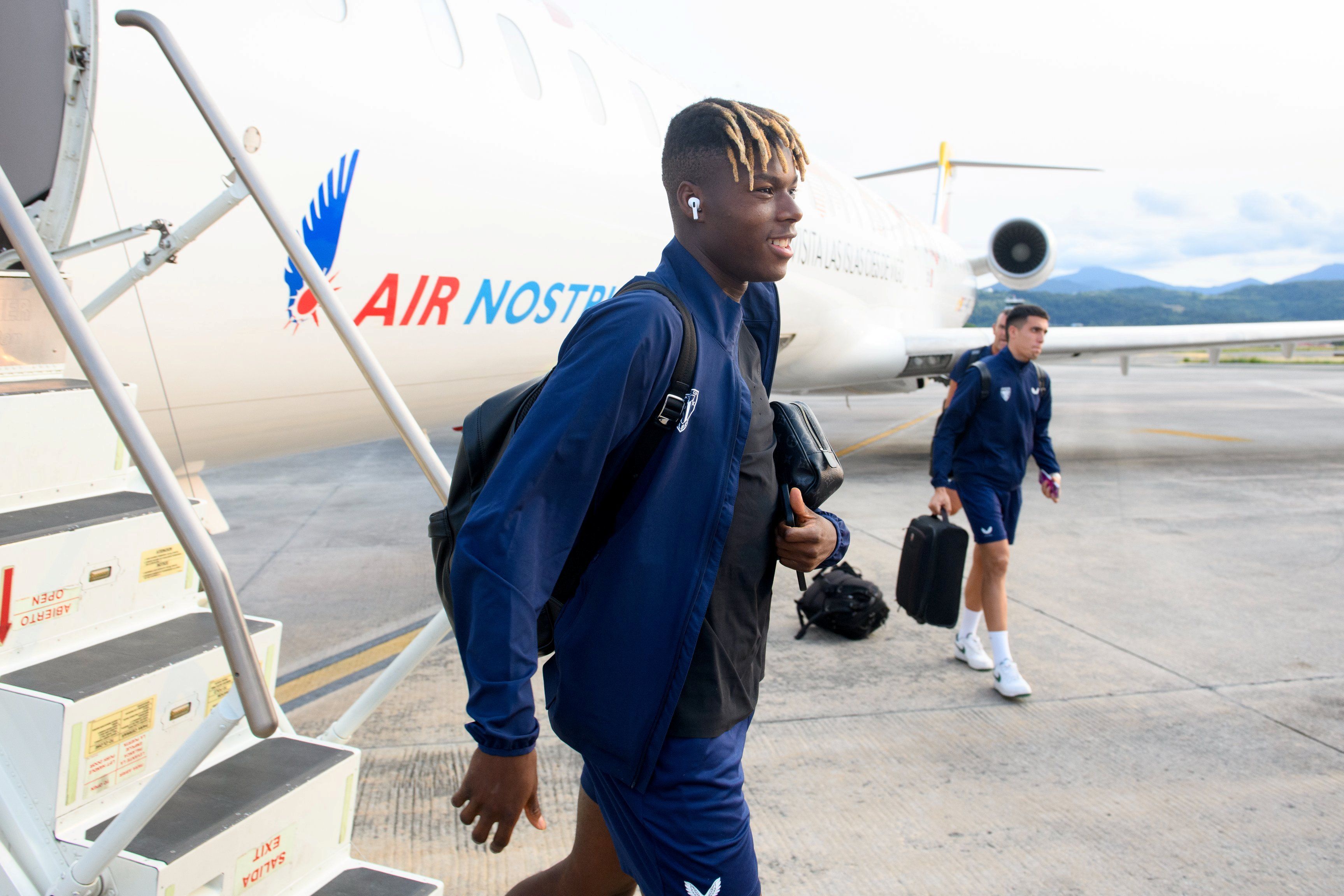 Nico Williams se baja del avión del equipo tras llegar de México, Lezama les espera toda esta semana.