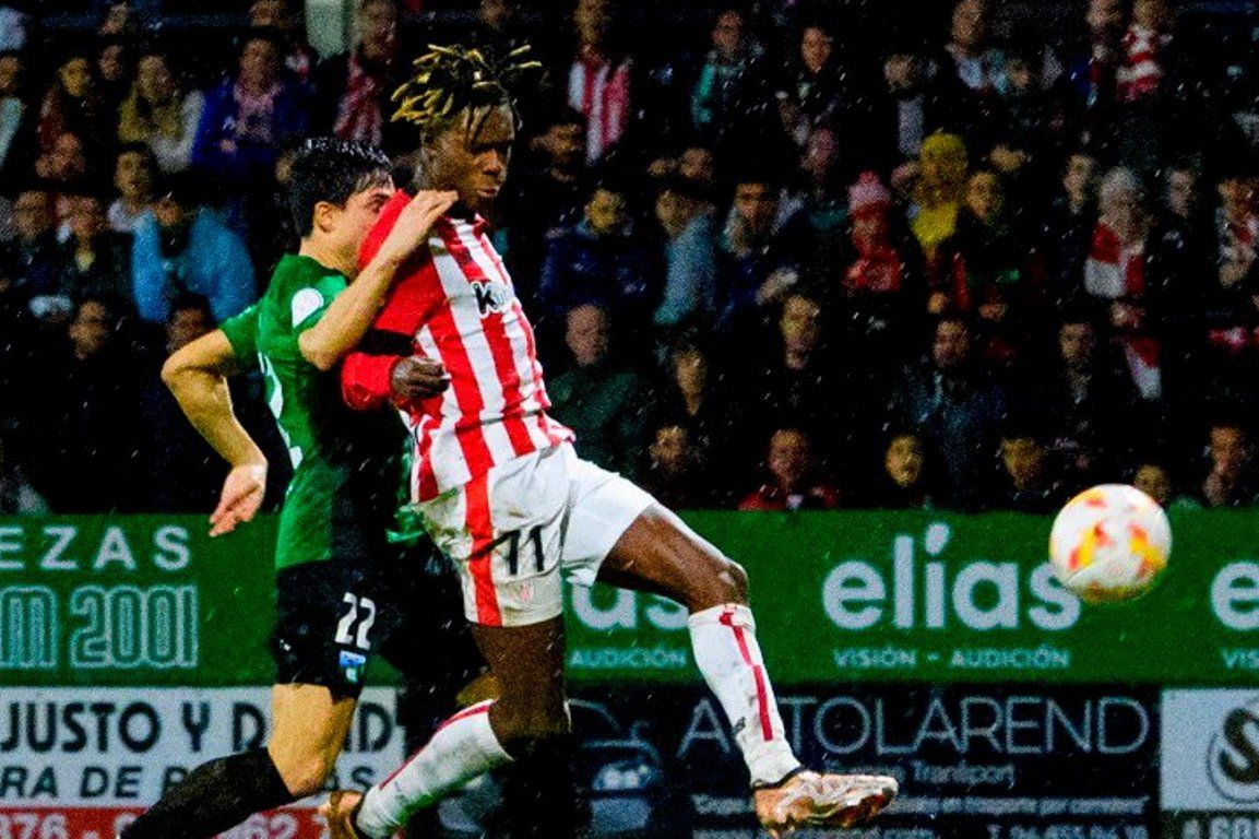  Nico Williams batalla en la Copa del Rey ante el Sestao River en el municipal de Las Llanas.