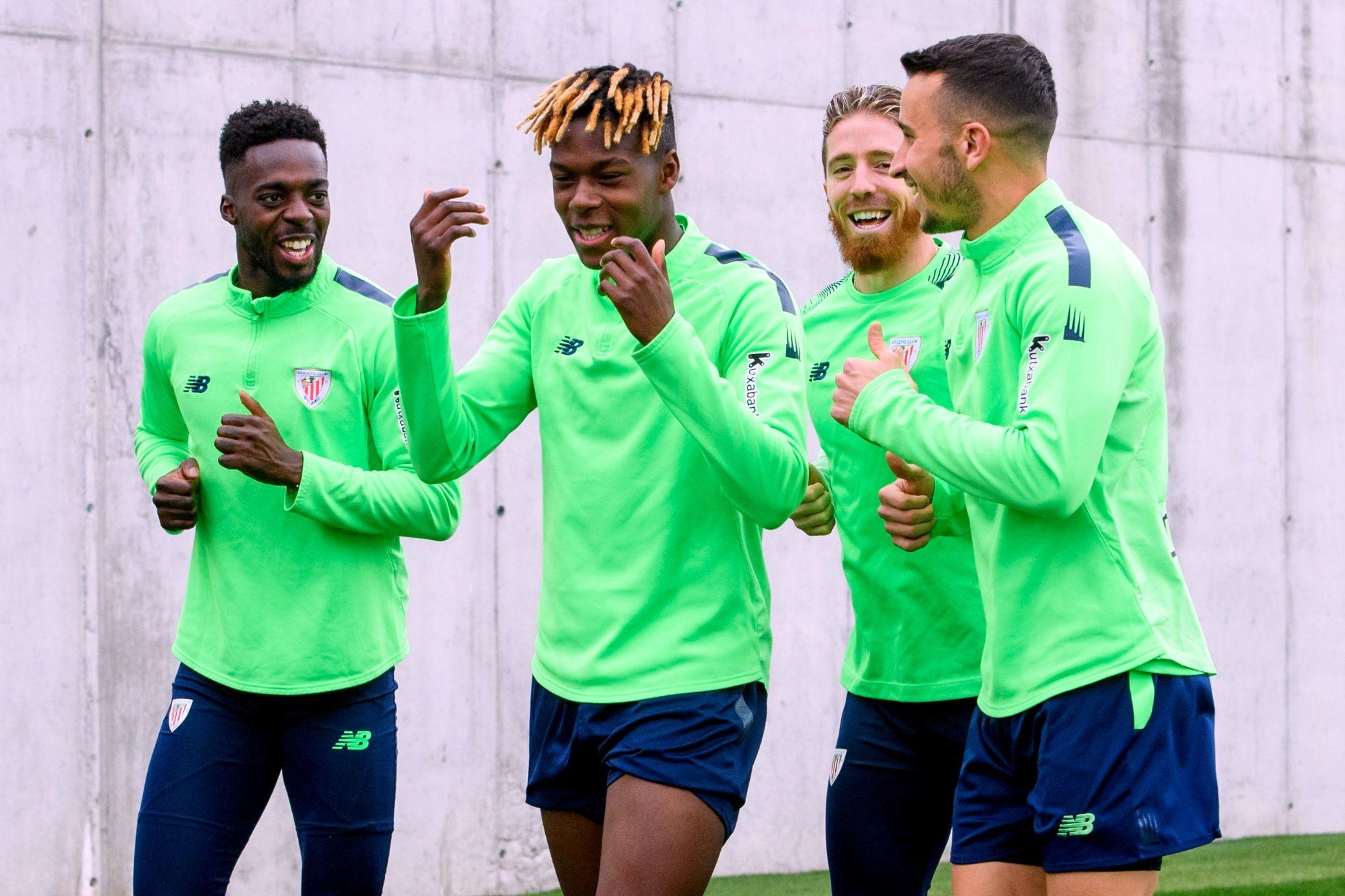 Risas y buen rollo de los compañeros con Nico Williams entrenando en Lezama.