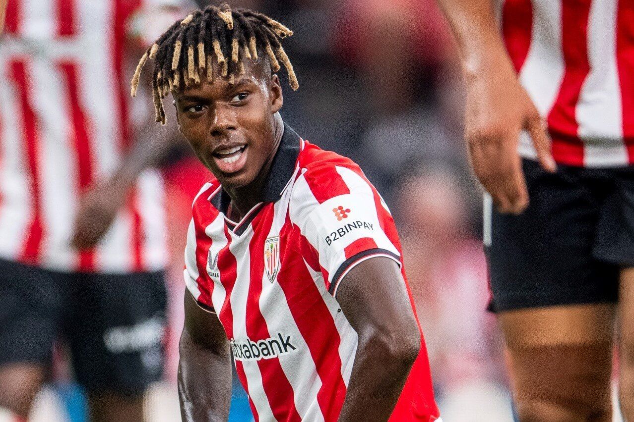  Nico Williams coge aire tras realizar una gran jugada en San Mamés.