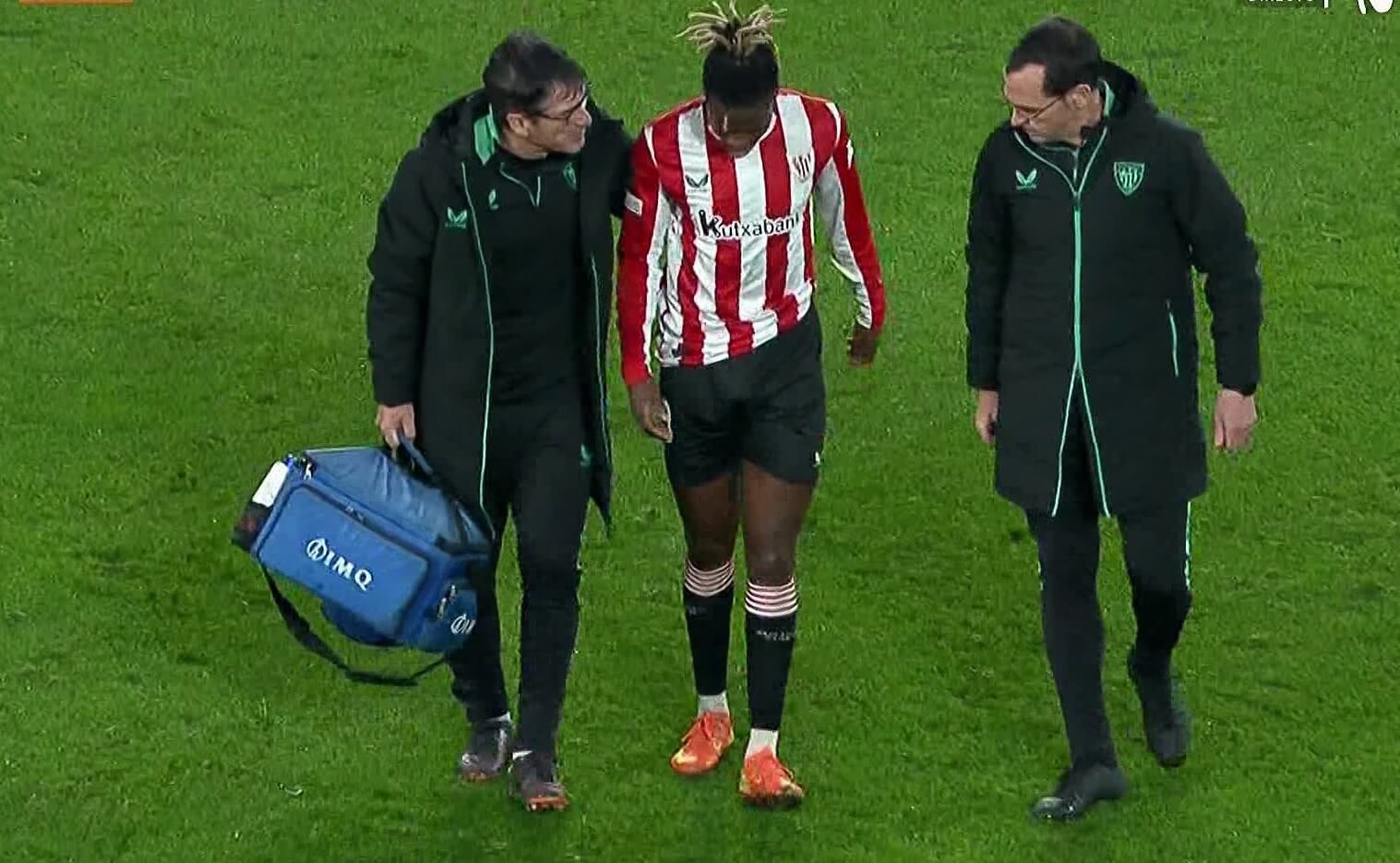  Nico Williams se retira cojeando en Estambul.