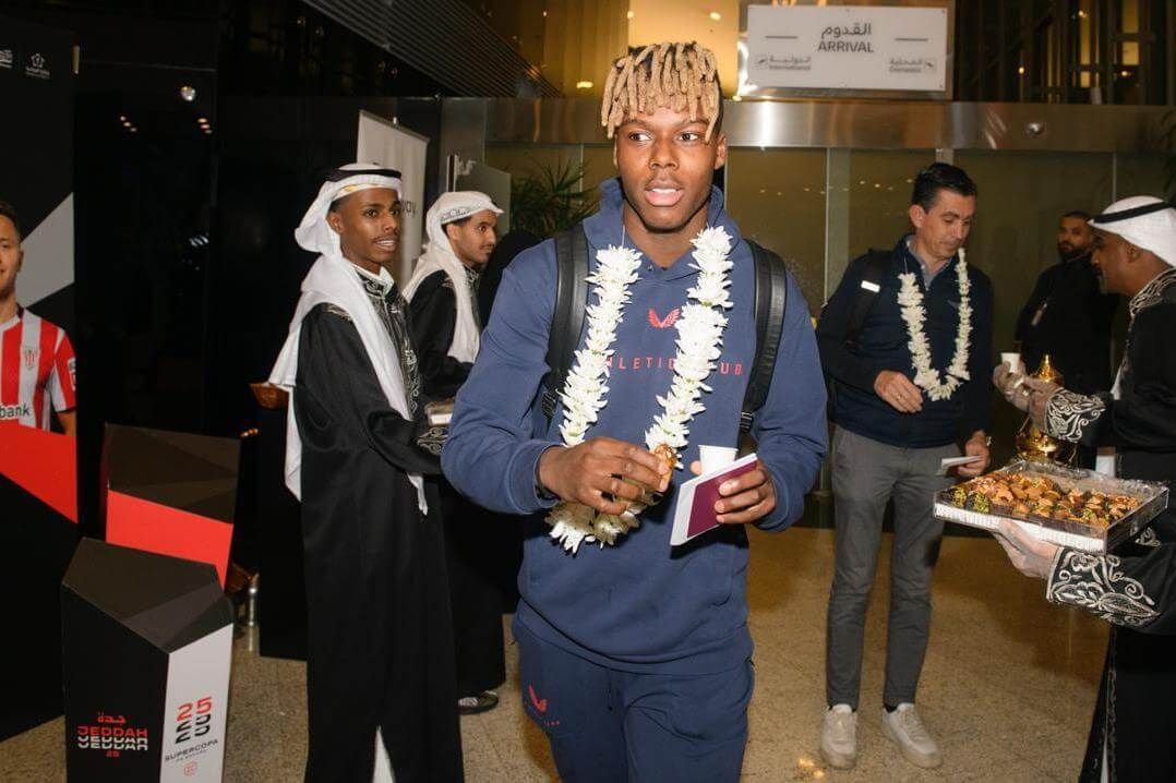 Nico Williams llegaba así a Arabia Saudí para la Supercopa.