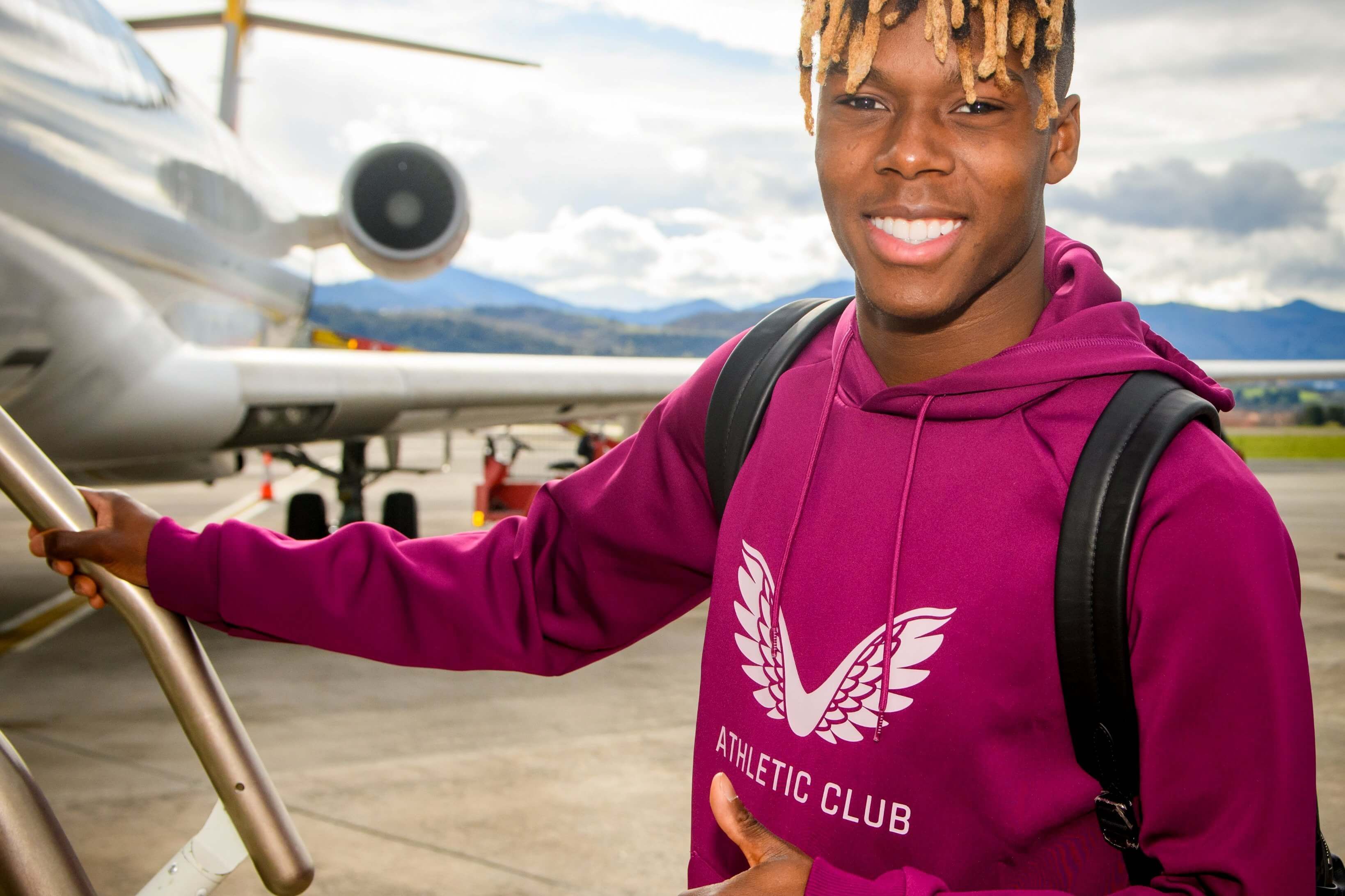 Nico Williams, listo para tomar el avión del equipo.