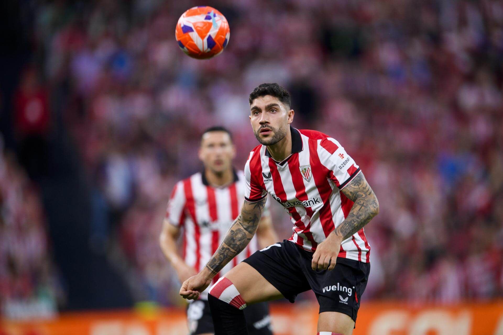  El central Unai Núñez ante el Barça en San Mamés.