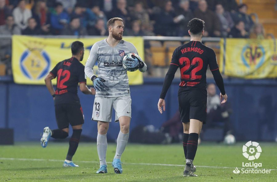  Oblak retiene el balón ante Mario Hermoso y Renan Lodi.