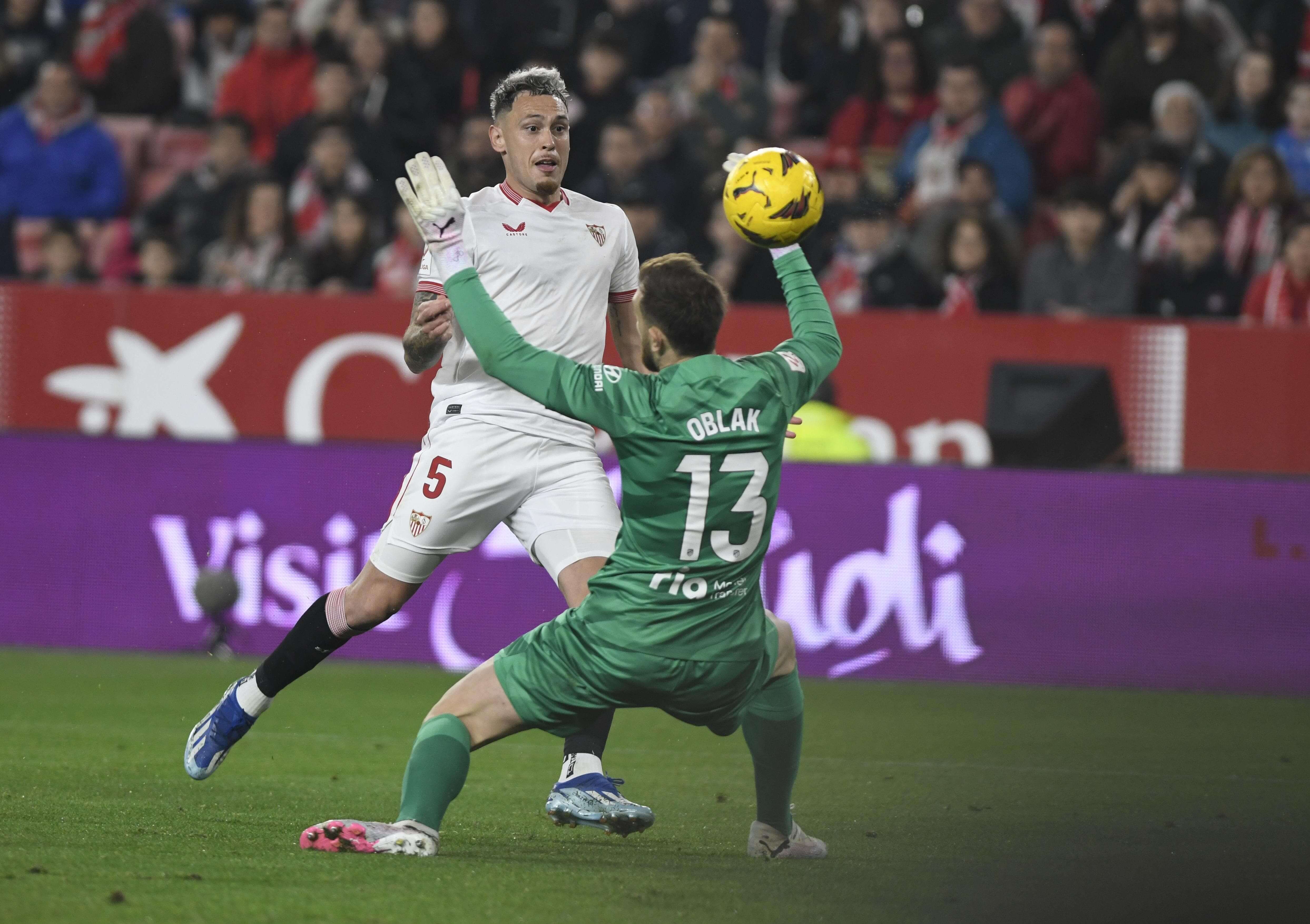  Ocampos trata de batir a Jan Oblak en el partido