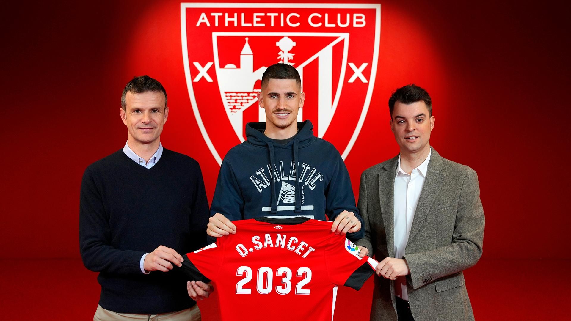  Oihan Sancet, aquí con Jon Uriarte y Mikel González, renueva hasta junio de 2032.
