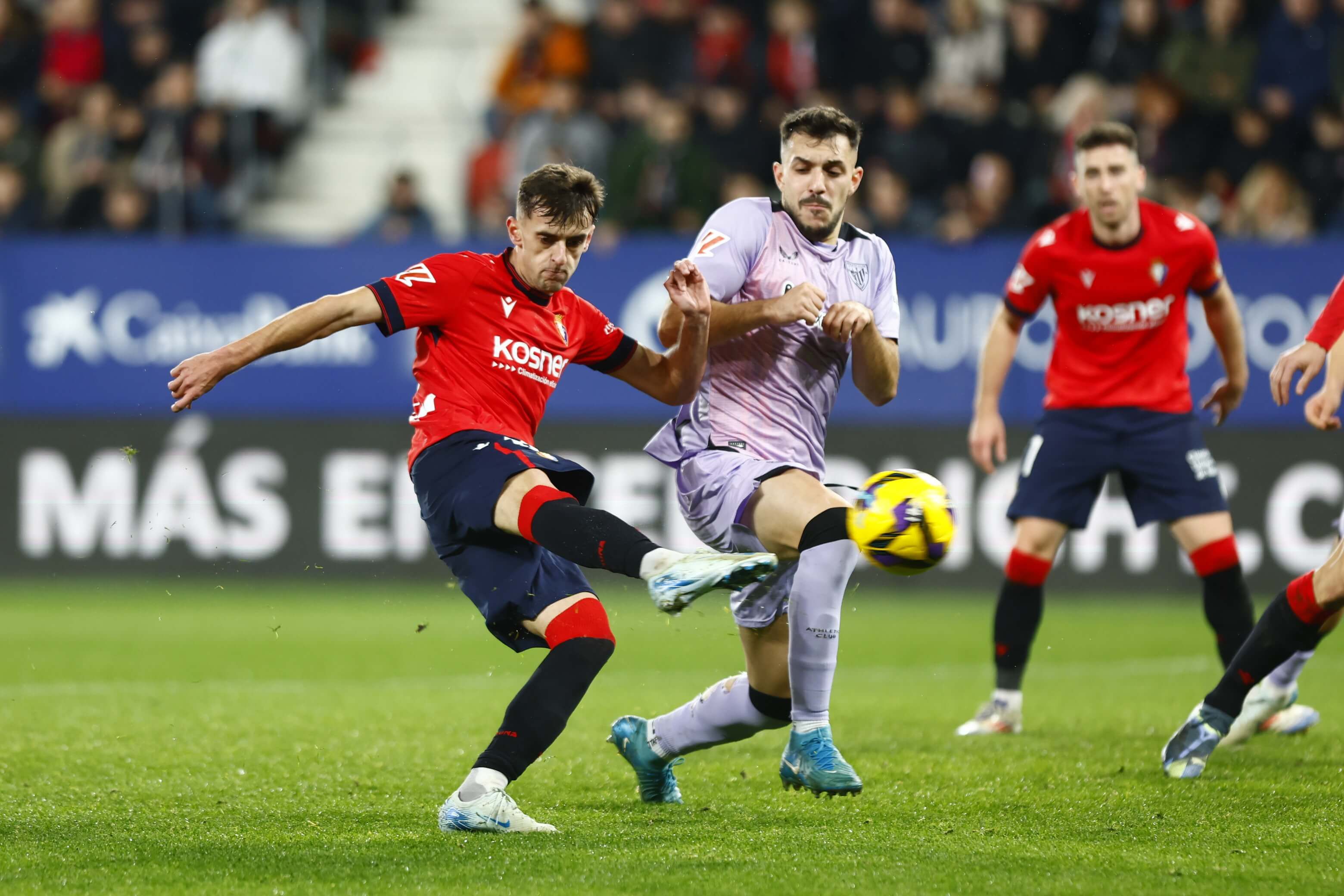  Aimar Oroz y Aitor Paredes, en el derbi del Athletic Club ante el CA Osasuna en El Sadar.